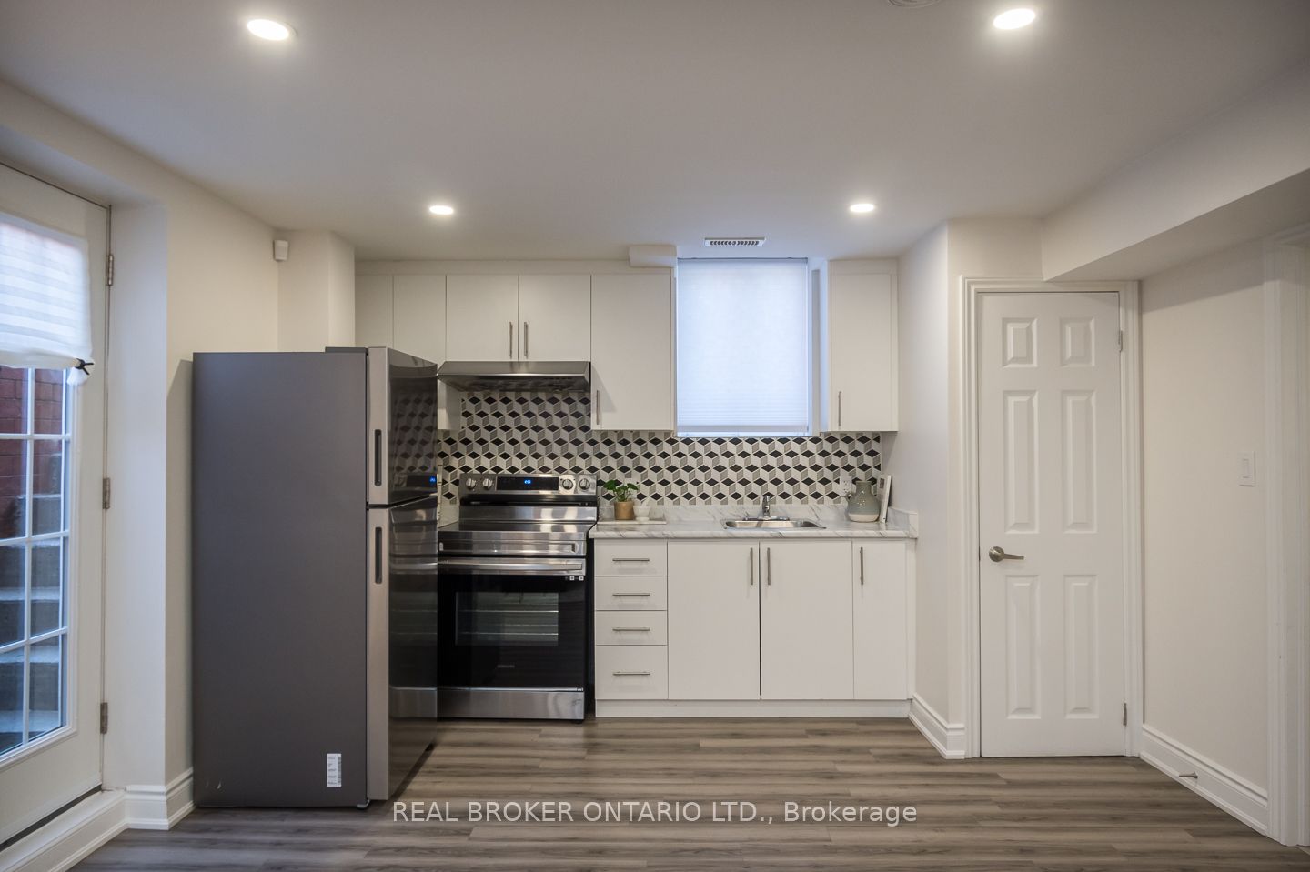 300 Mcgibbon Drive Property Photo 43