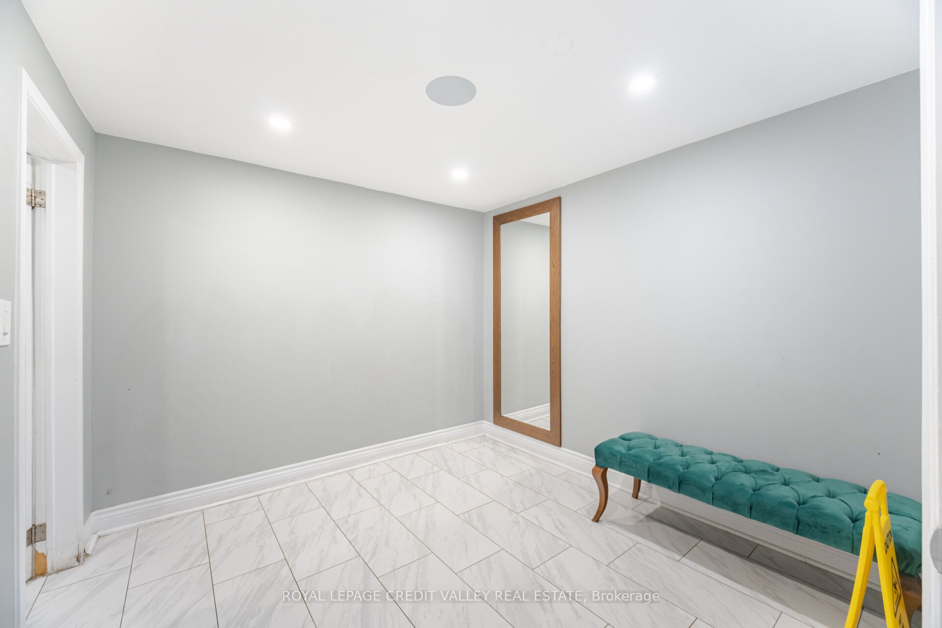 #10 - 1125 Dundas Street Property Photo 22
