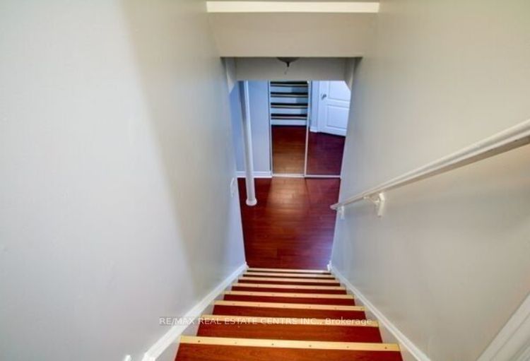 230 Giddings Cres Property Photo