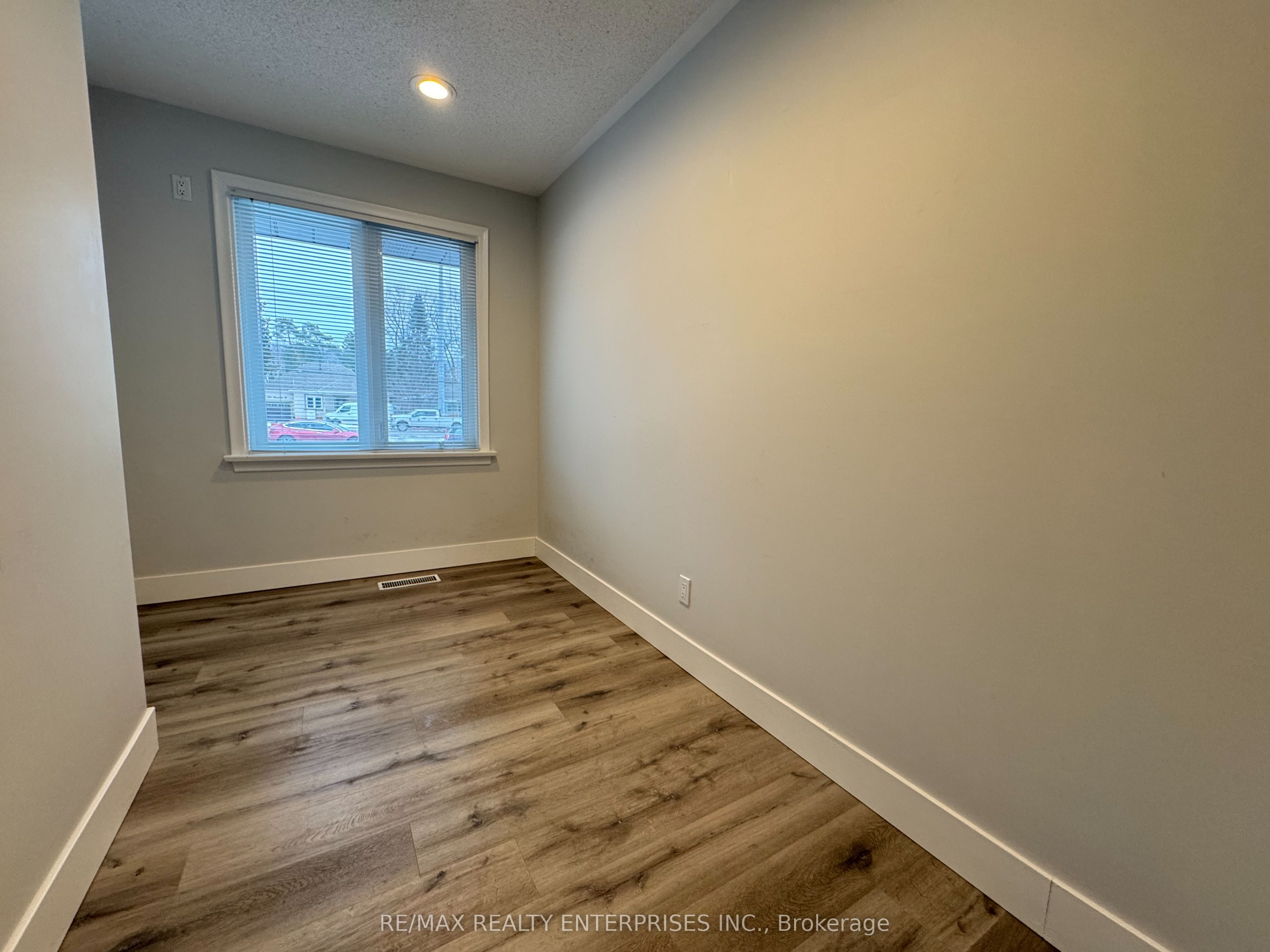 #unit 4 - 1358 Hurontario Street Property Photo 5