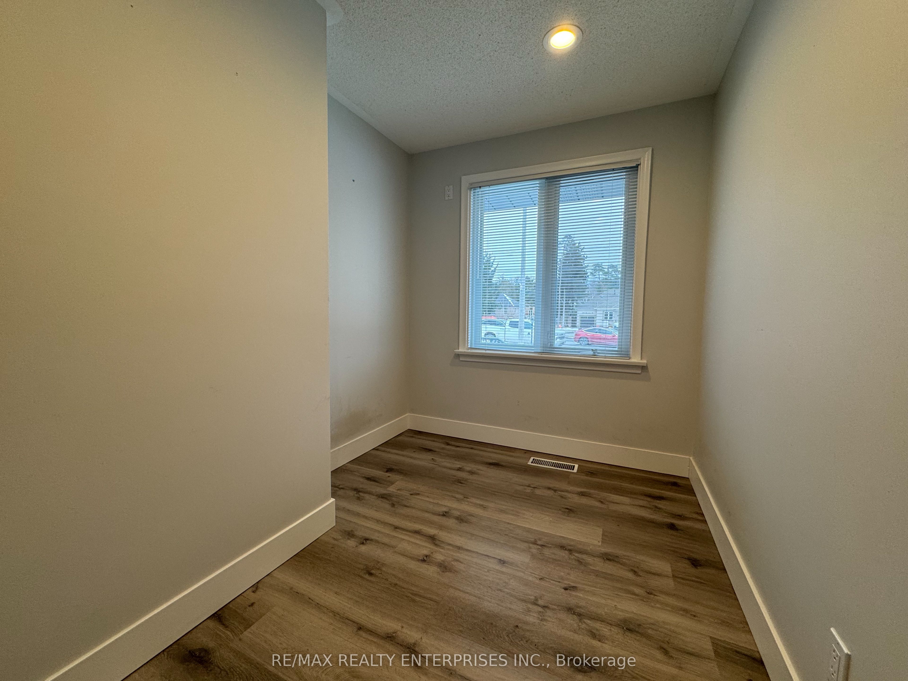 #unit 4 - 1358 Hurontario Street Property Photo 6