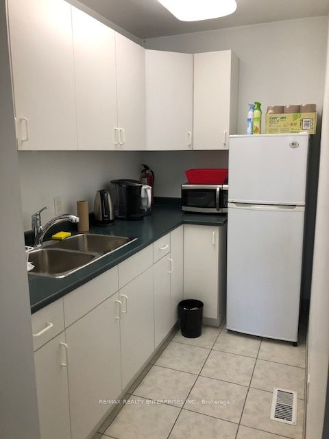 #unit 4 - 1358 Hurontario Street Property Photo 8