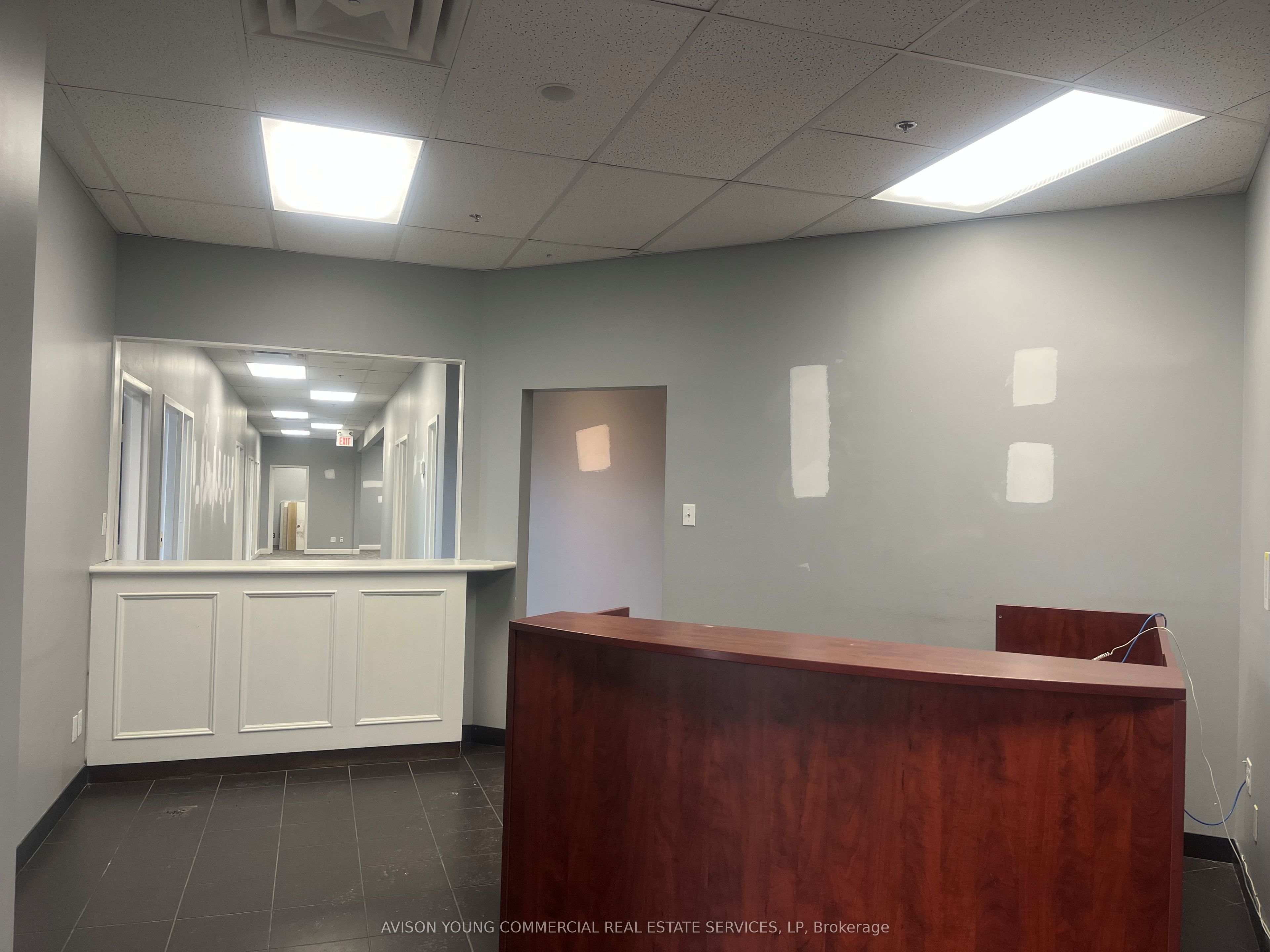 #2 - 4060b Sladeview Crescent Property Photo 4