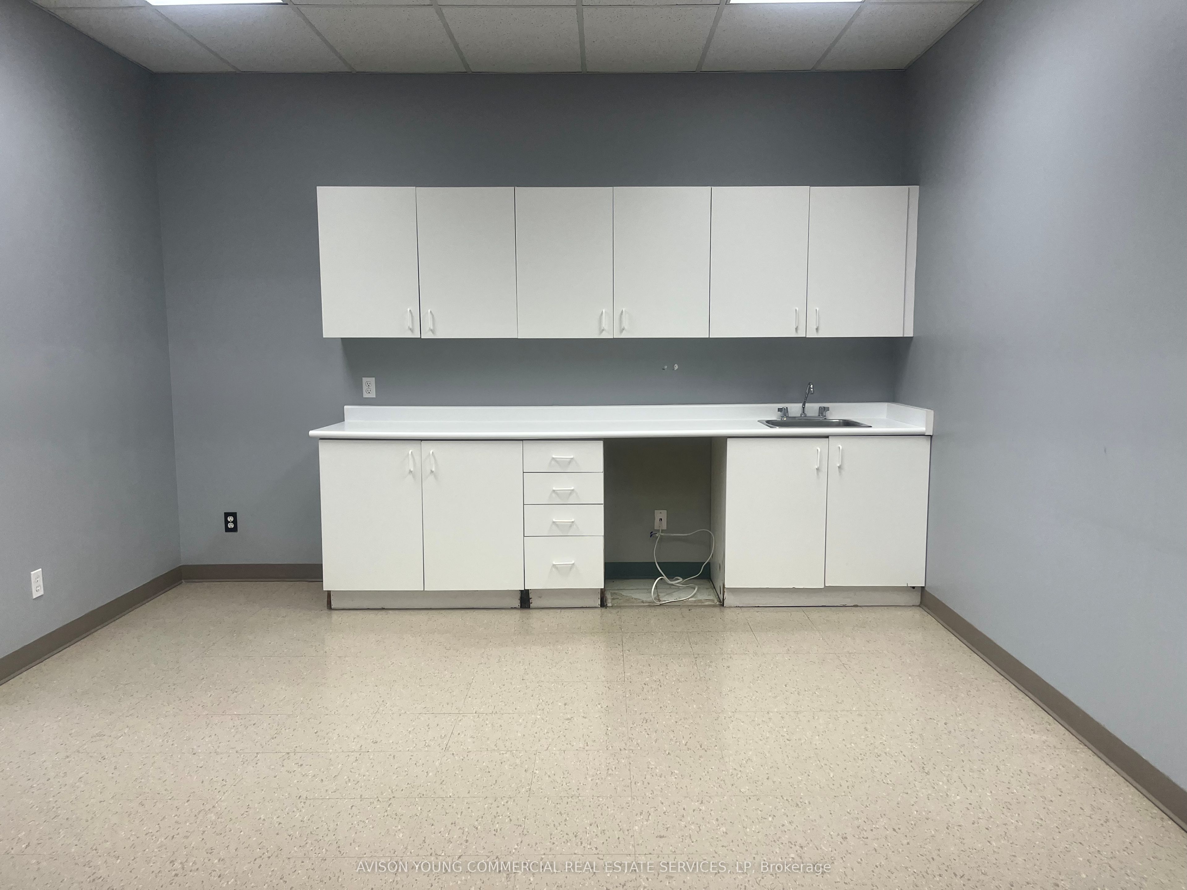 #2 - 4060b Sladeview Crescent Property Photo 5