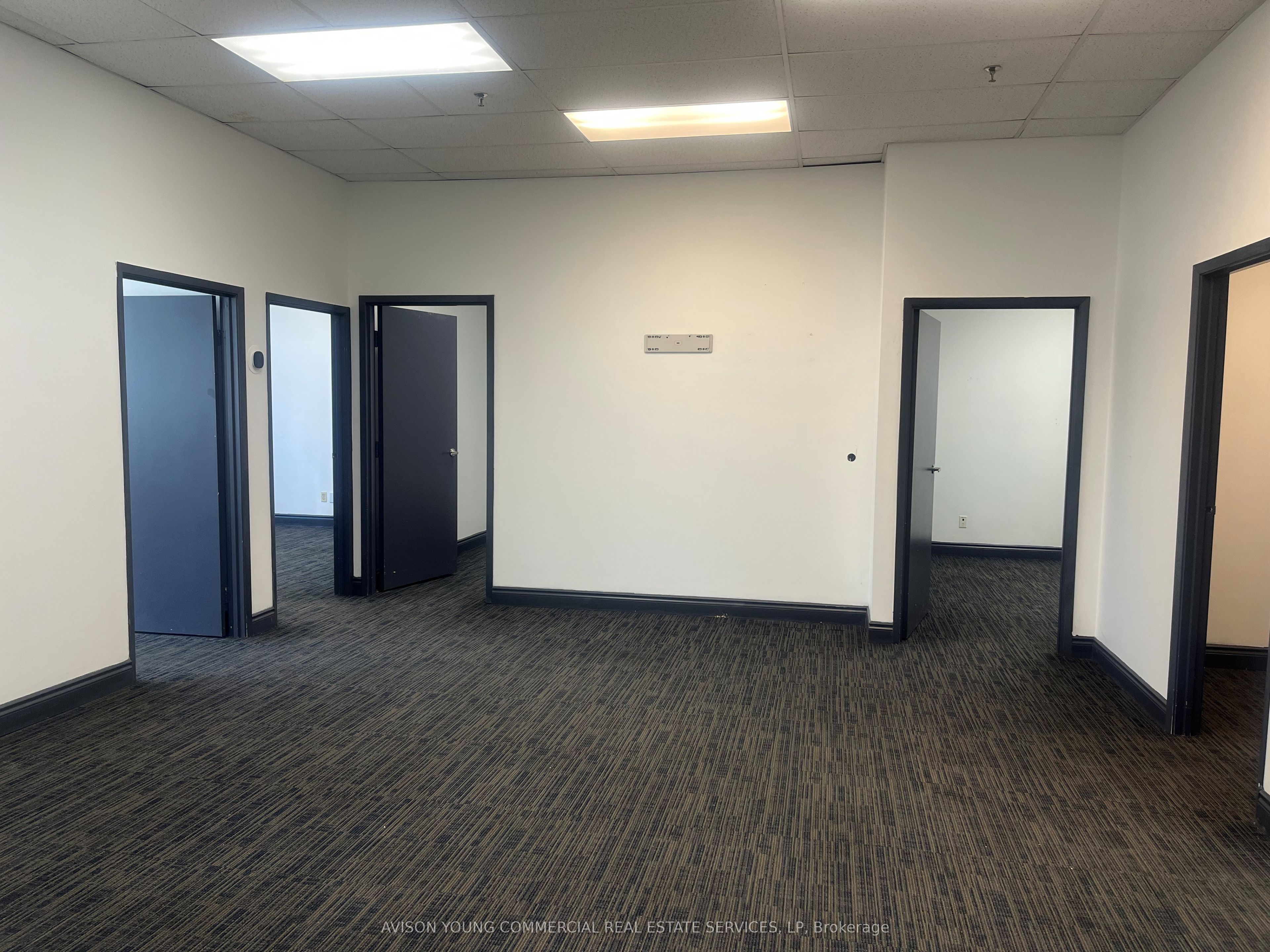 #1 - 4060a Sladeview Crescent Property Photo 3