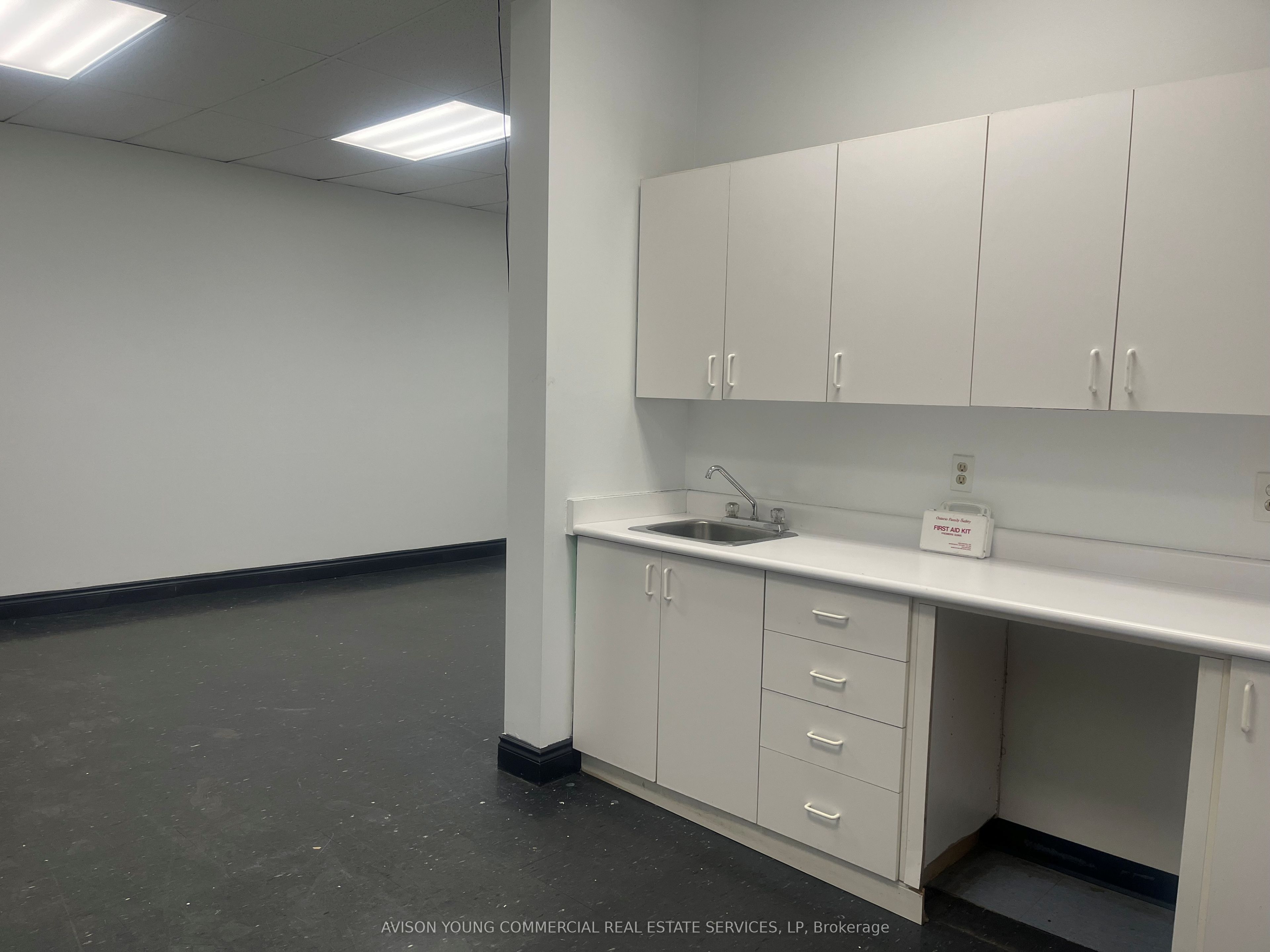 #1 - 4060a Sladeview Crescent Property Photo 5