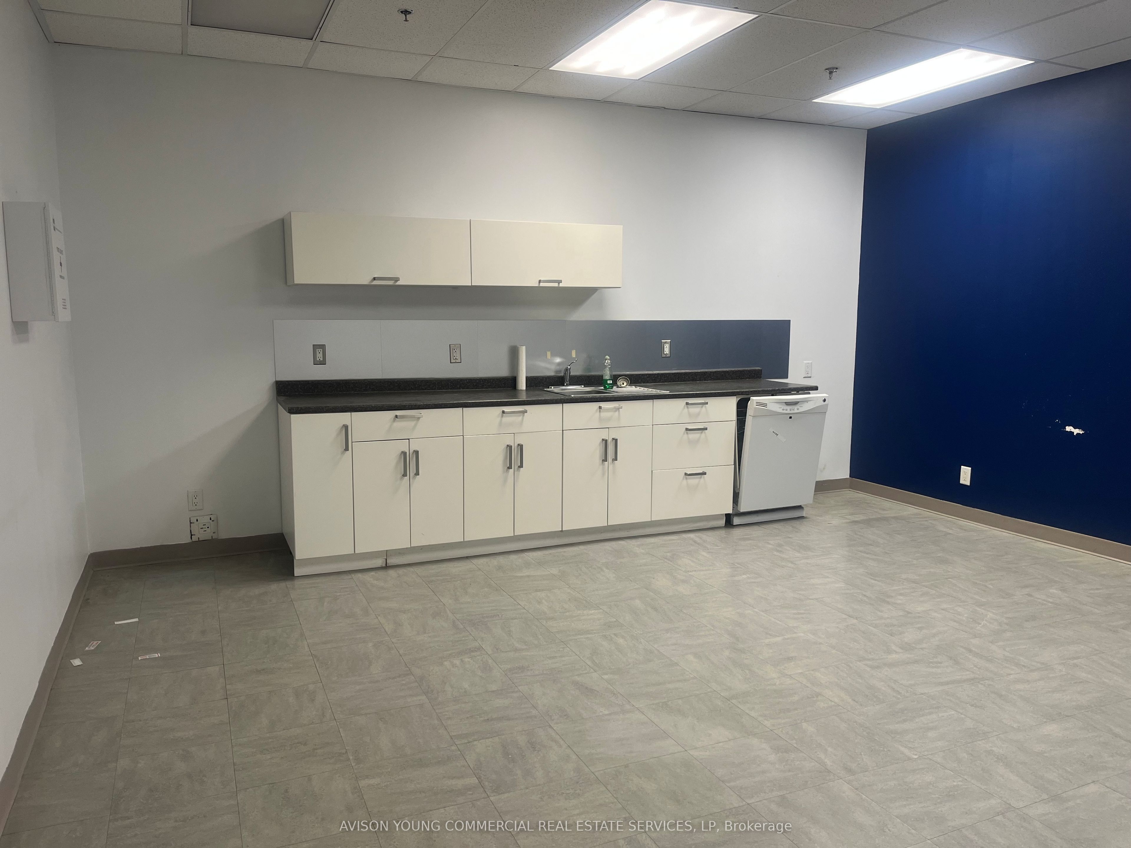 #2 - 4060a Sladeview Crescent Property Photo 5