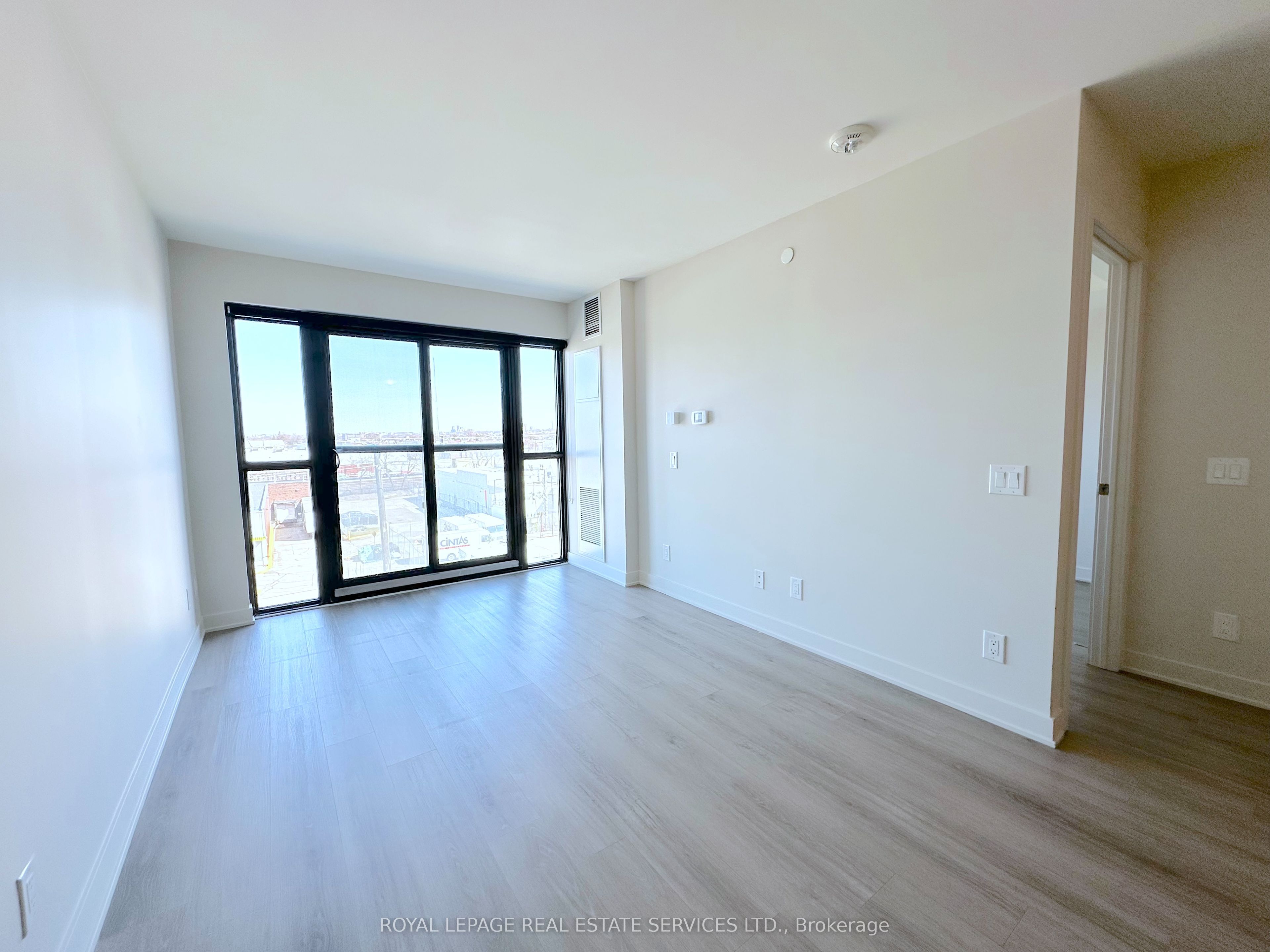 #513 - 3385 Dundas Street Property Photo 4