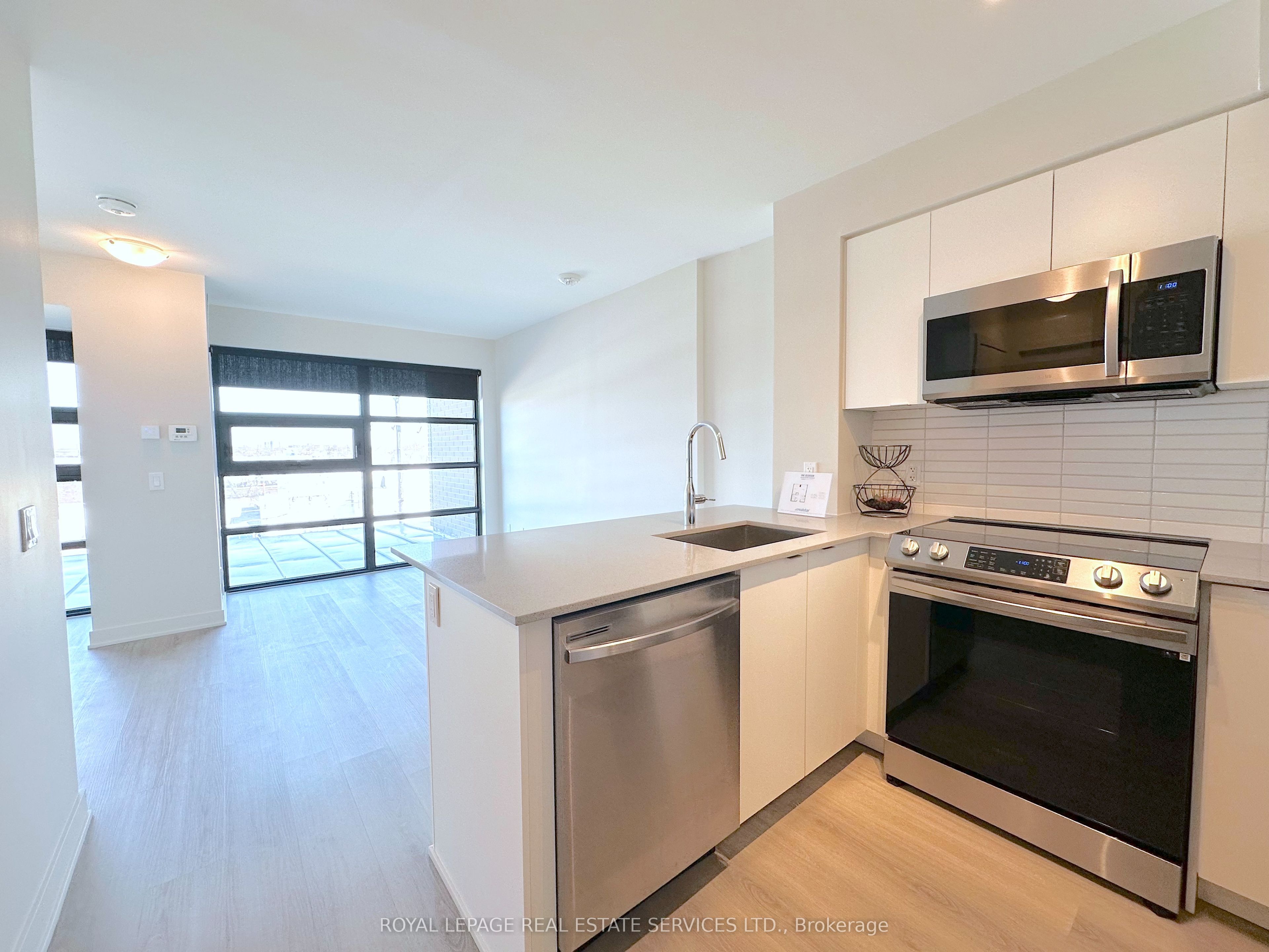 #415 - 3385 Dundas Street Property Photo 2