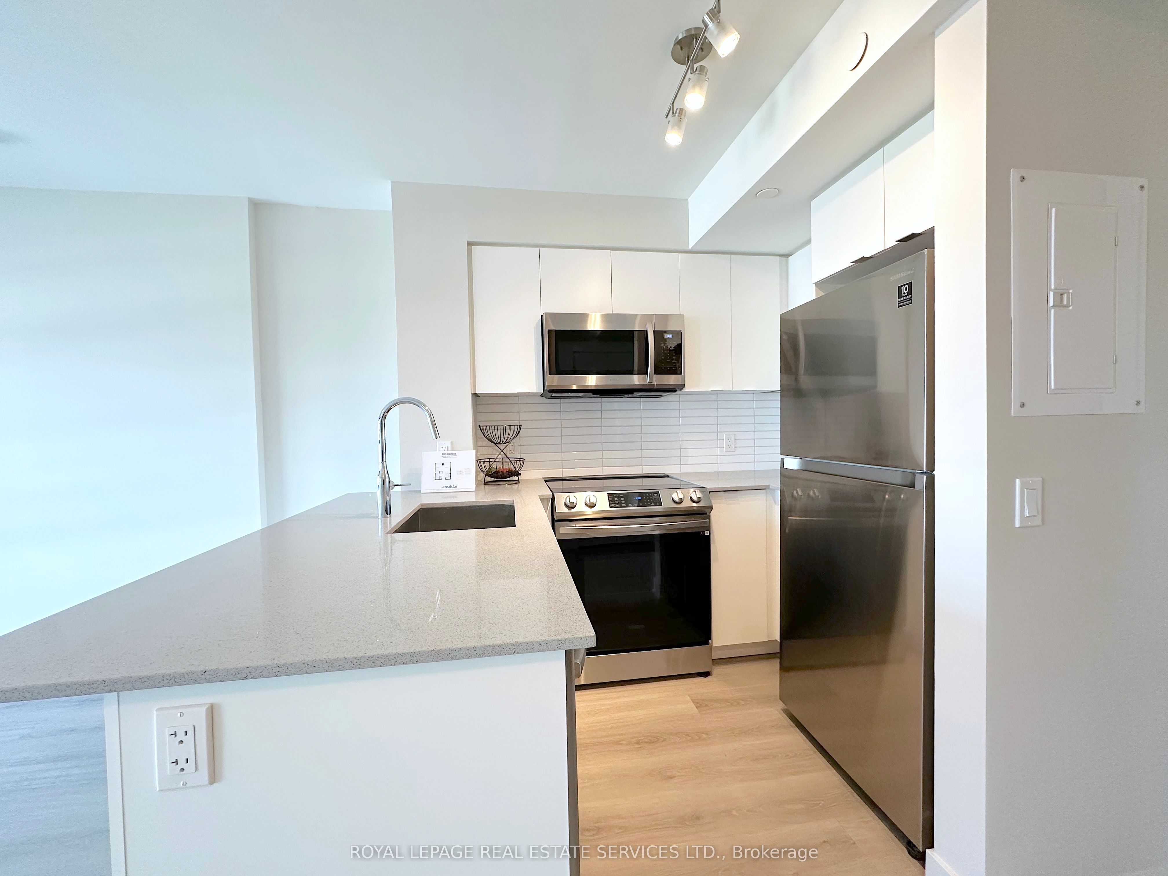 #415 - 3385 Dundas Street Property Photo 3