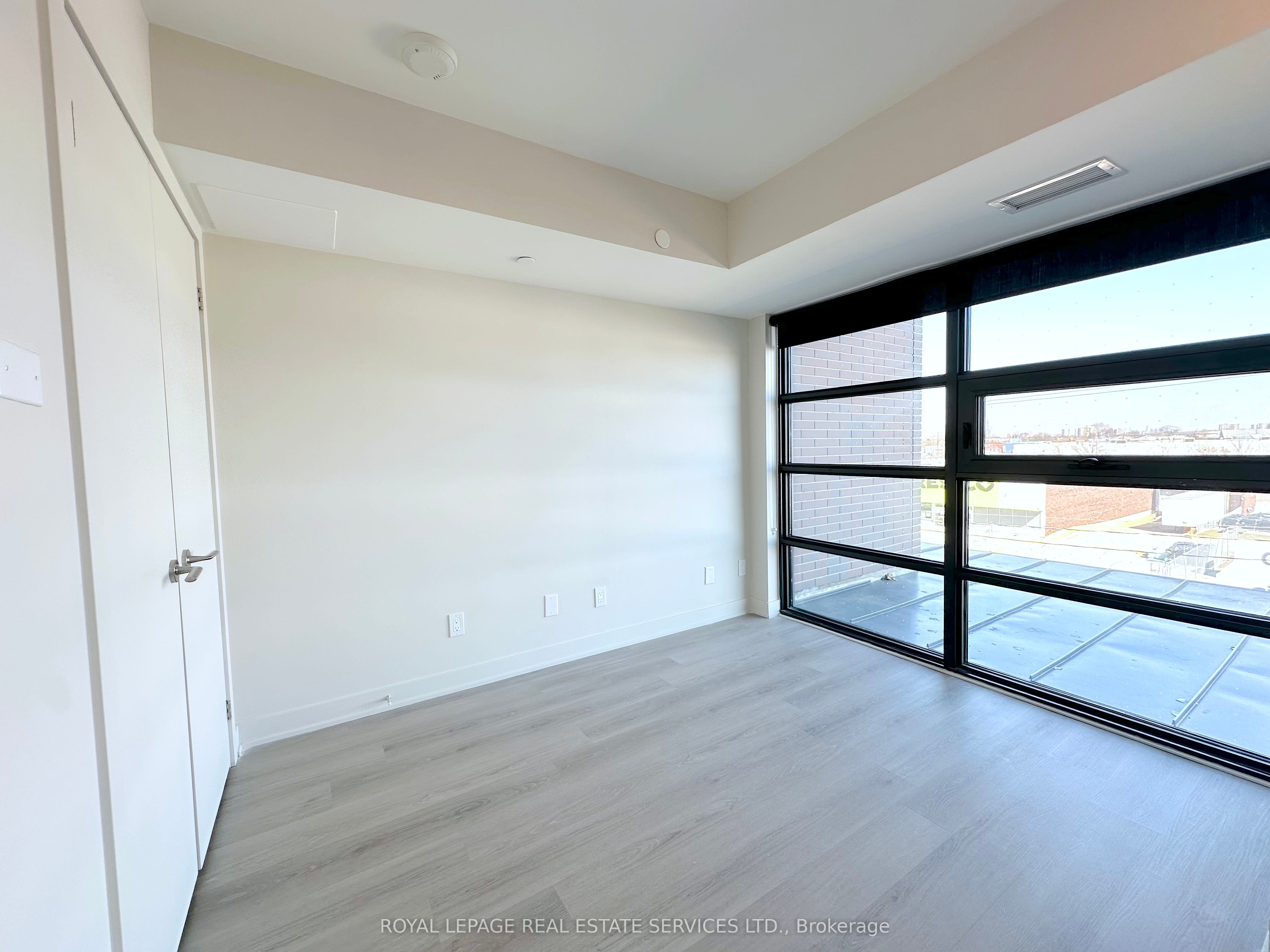 #415 - 3385 Dundas Street Property Photo 6