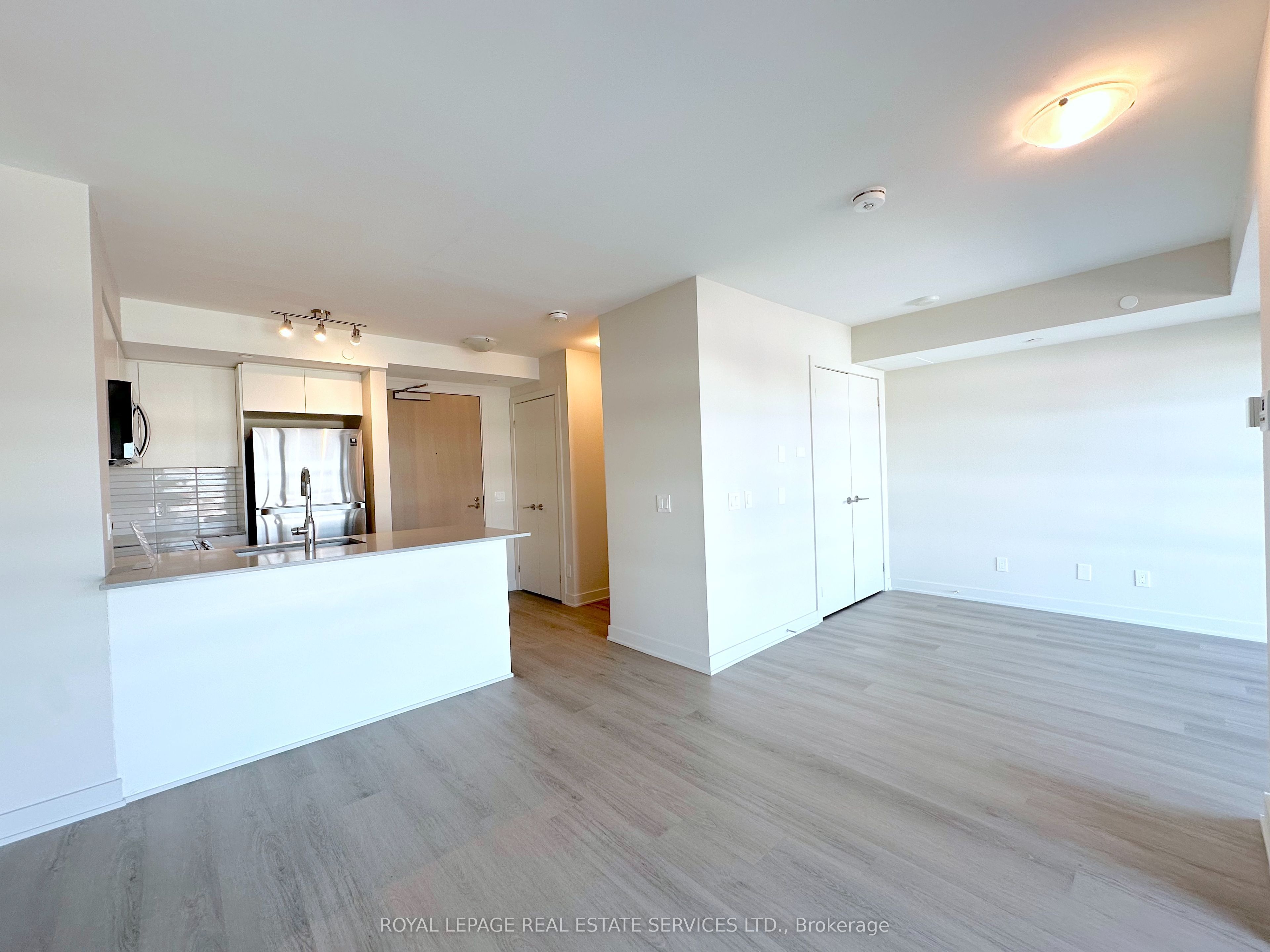 #415 - 3385 Dundas Street Property Photo 8