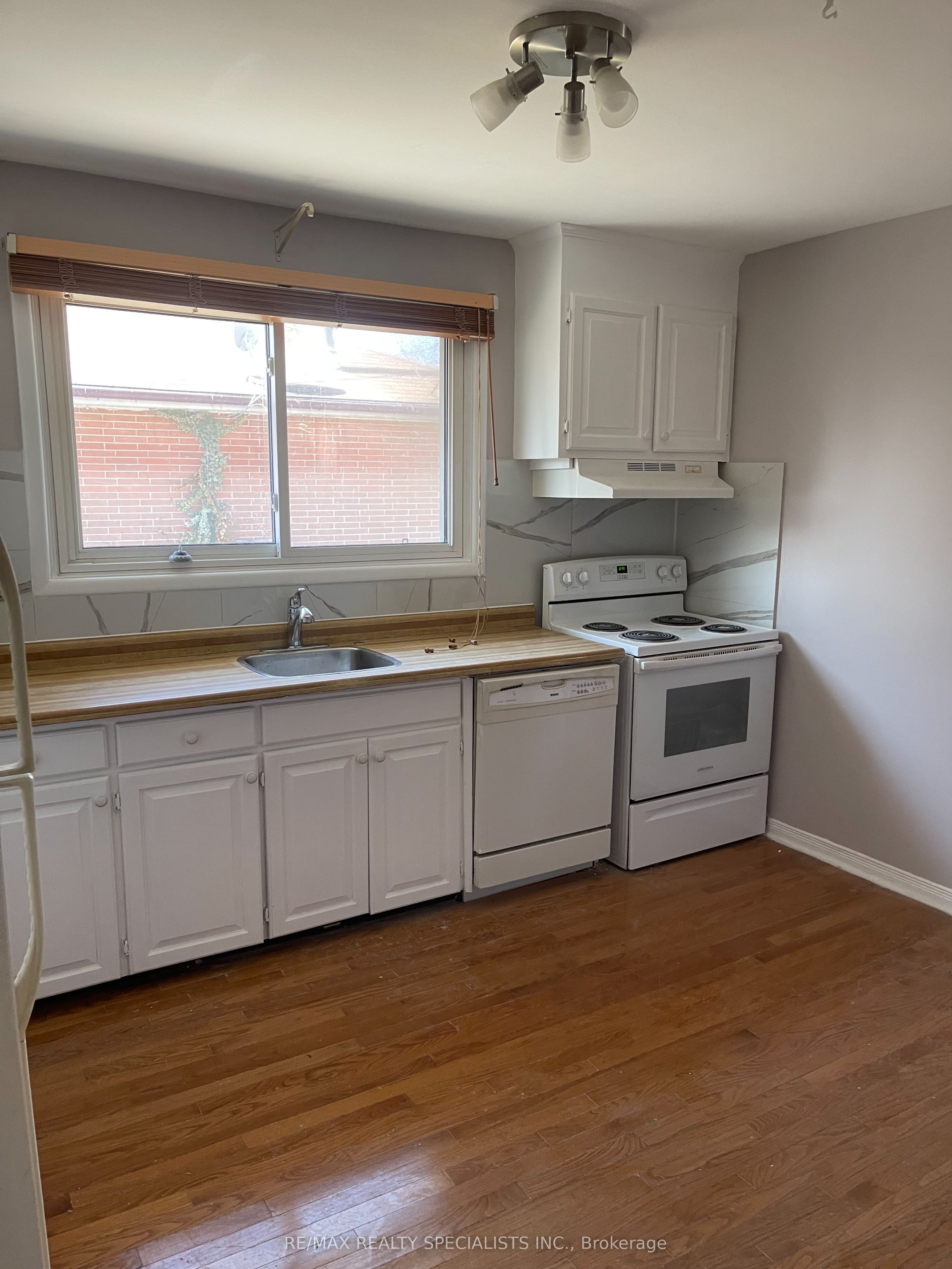 1340 Bunnell Drive Upper Property Photo 2