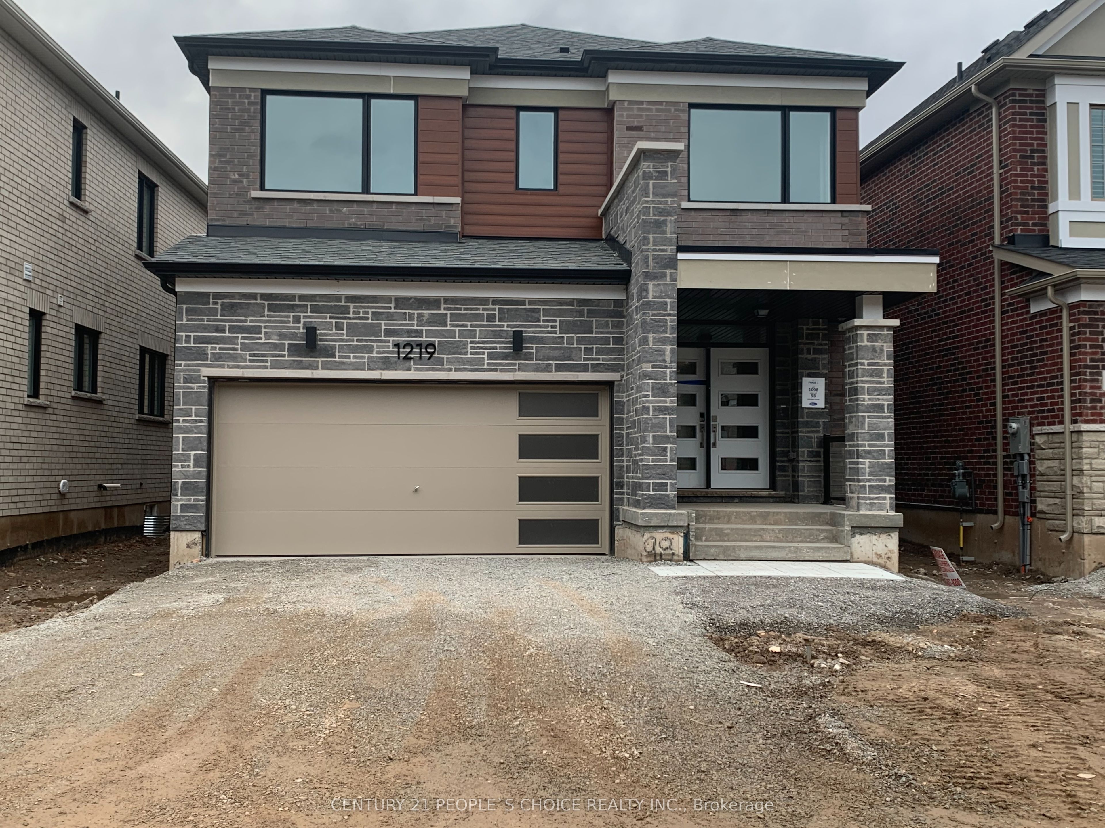 1219 Stacey Cres Property Photo