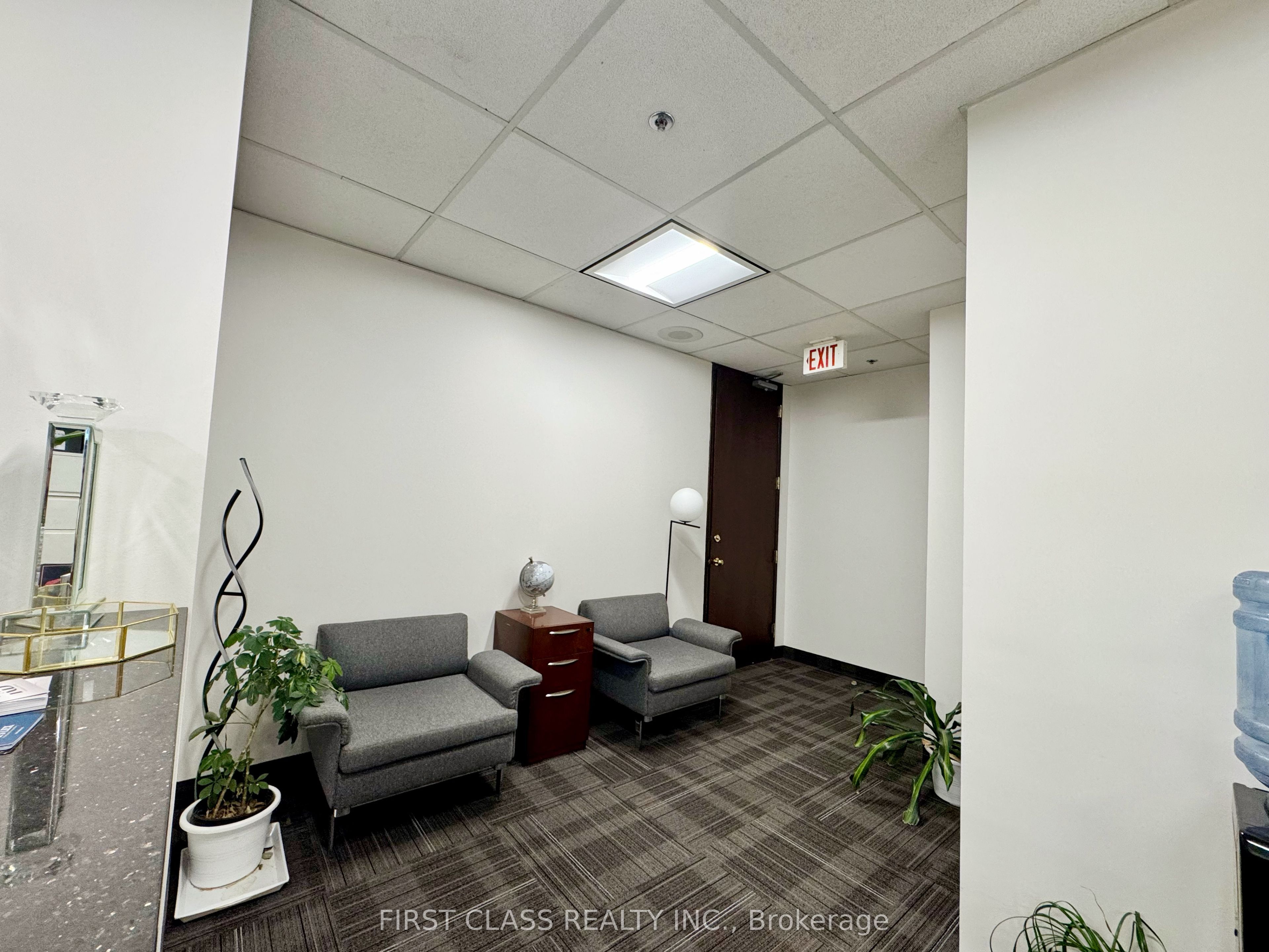 90 Burnhamthorpe Rd W Property Photo 3
