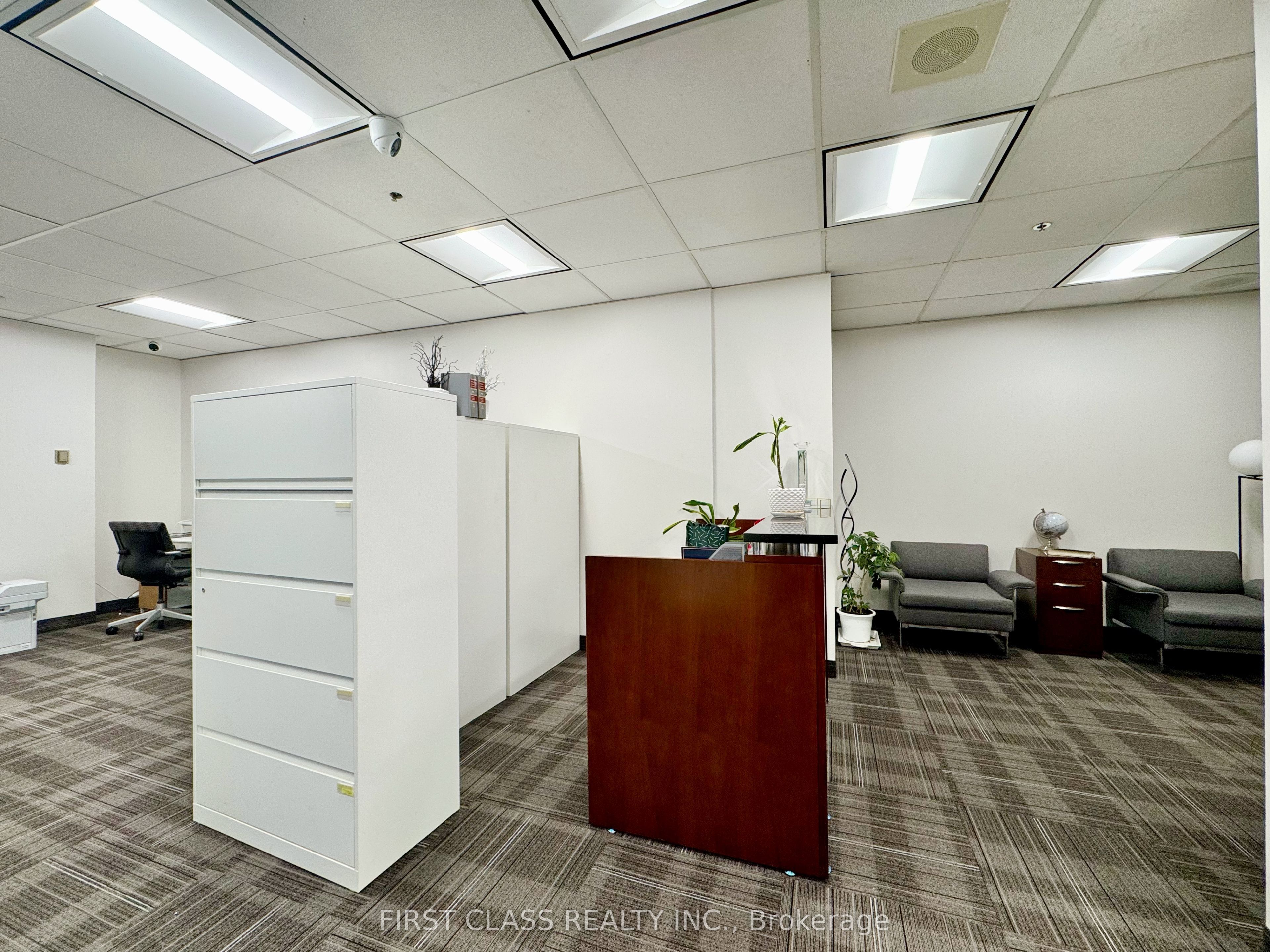90 Burnhamthorpe Rd W Property Photo 5