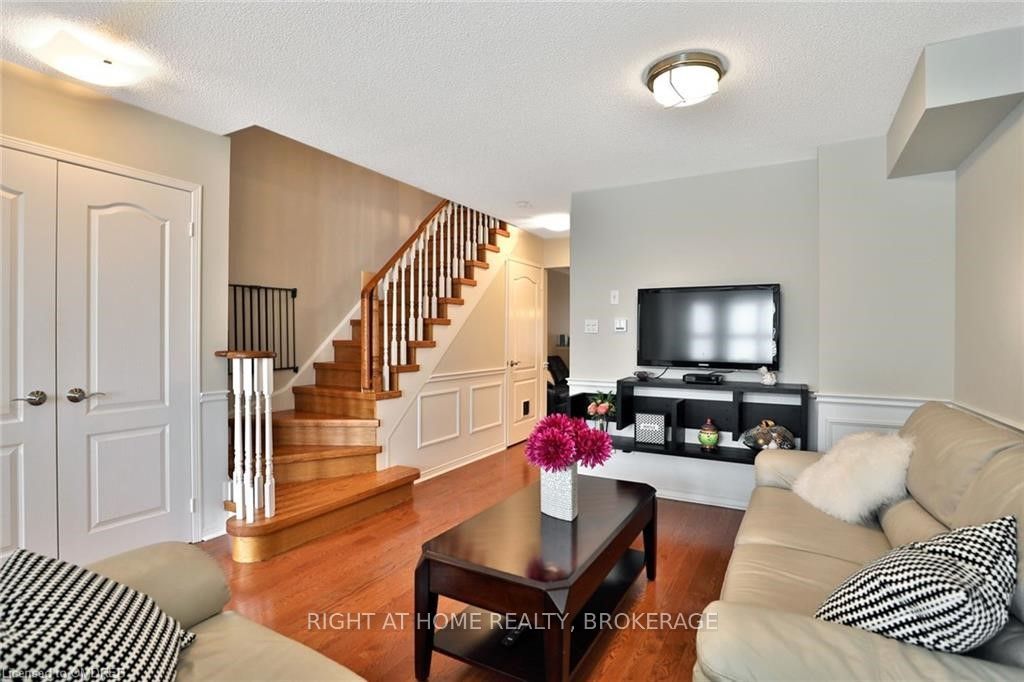 1149 Treetop Ter Property Photo 3