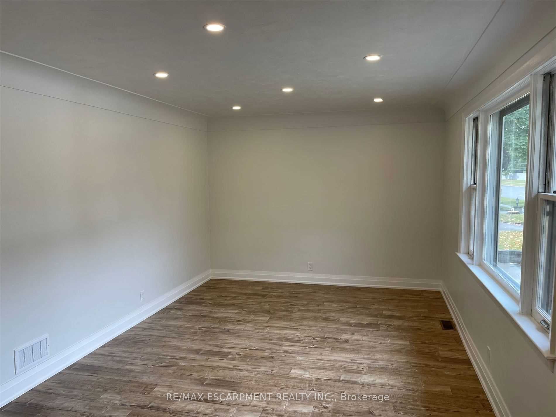 #main - 4328 New Street Property Photo 6