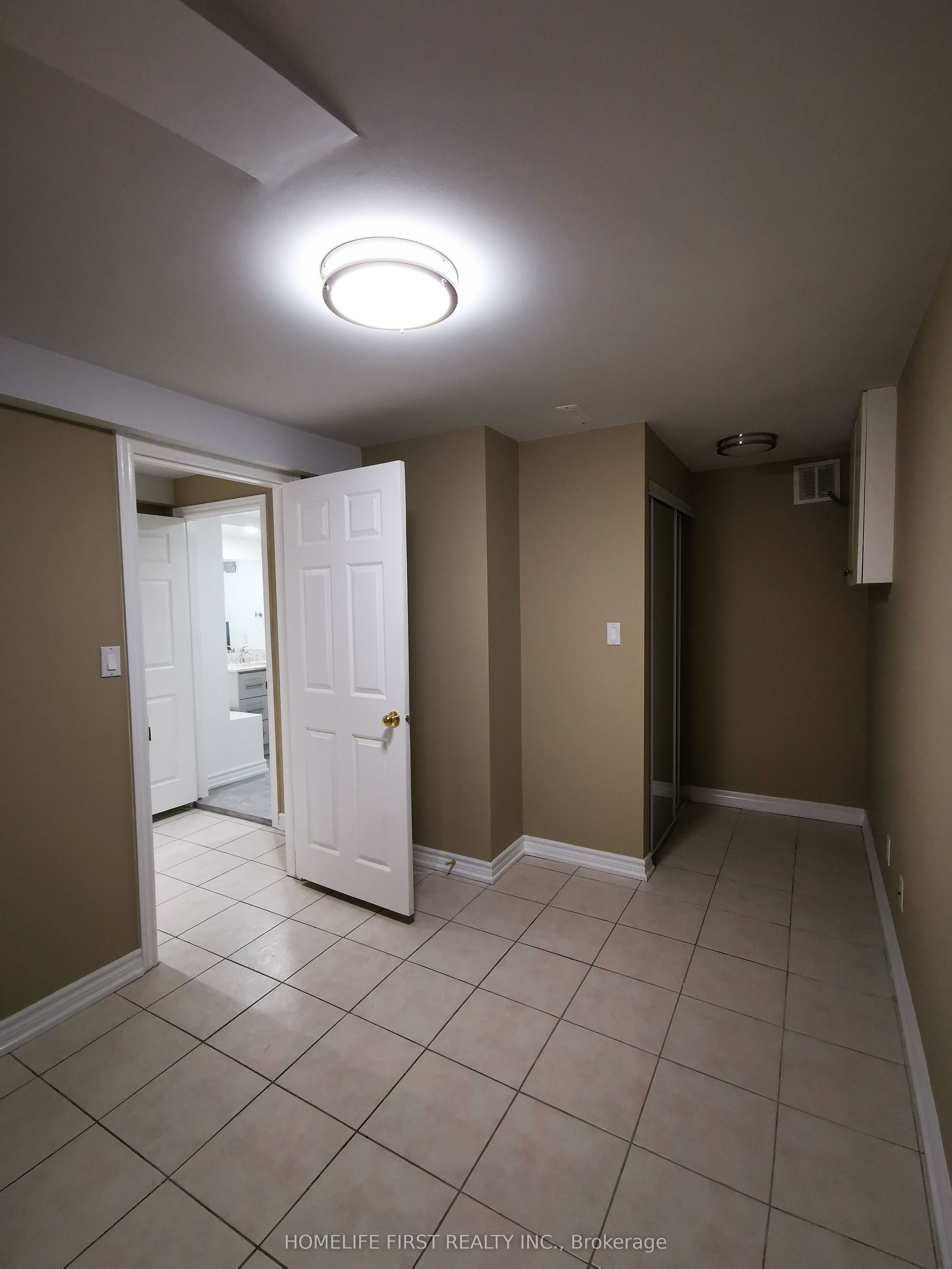 141 Essex Street Property Photo 8