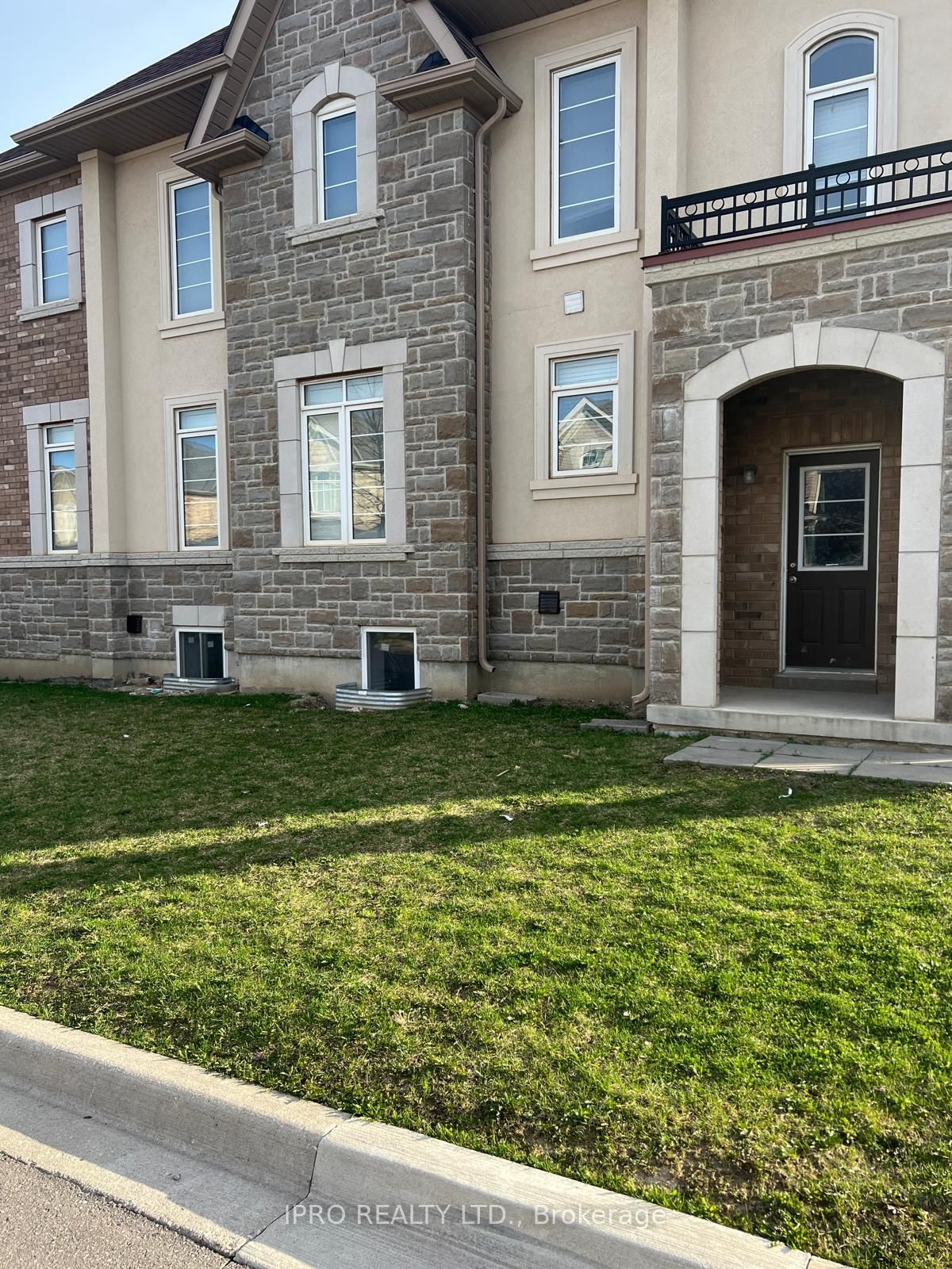 71 Ivor Crescent Basement Property Photo 1