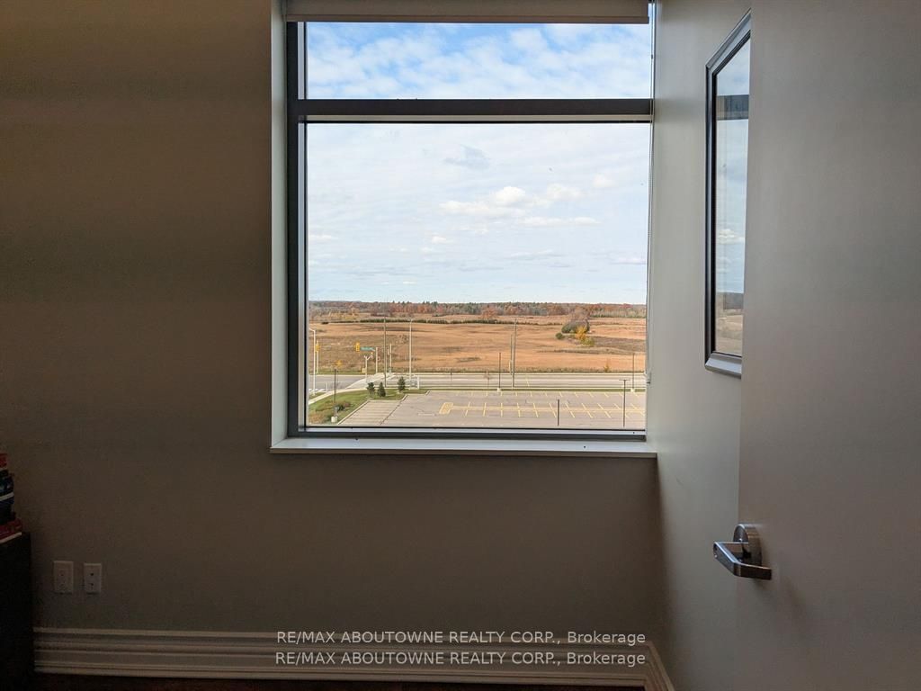 #412 - 3075 Hospital Gate Property Photo 7