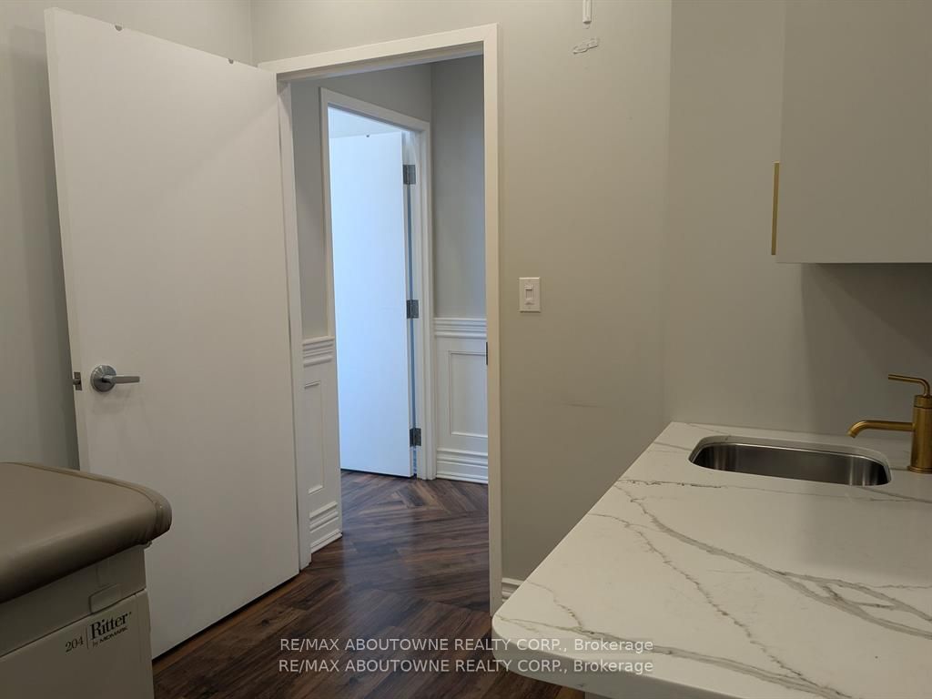 #412 - 3075 Hospital Gate Property Photo 8