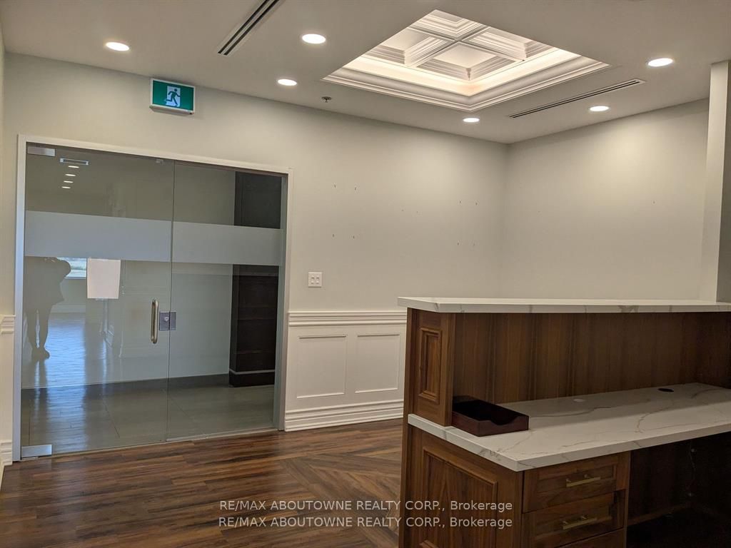 #412 - 3075 Hospital Gate Property Photo 2