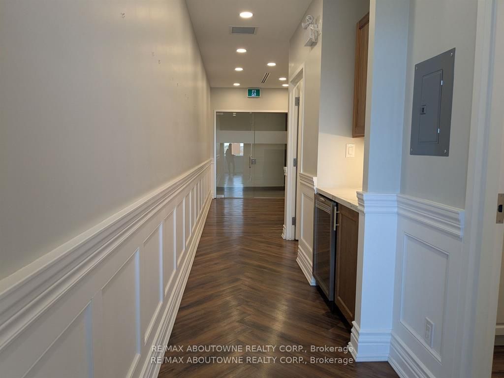 #412 - 3075 Hospital Gate Property Photo 4