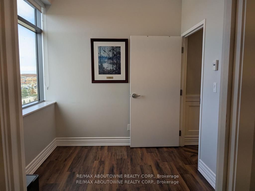 #412 - 3075 Hospital Gate Property Photo 5