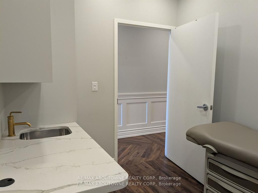 #412 - 3075 Hospital Gate Property Photo 8
