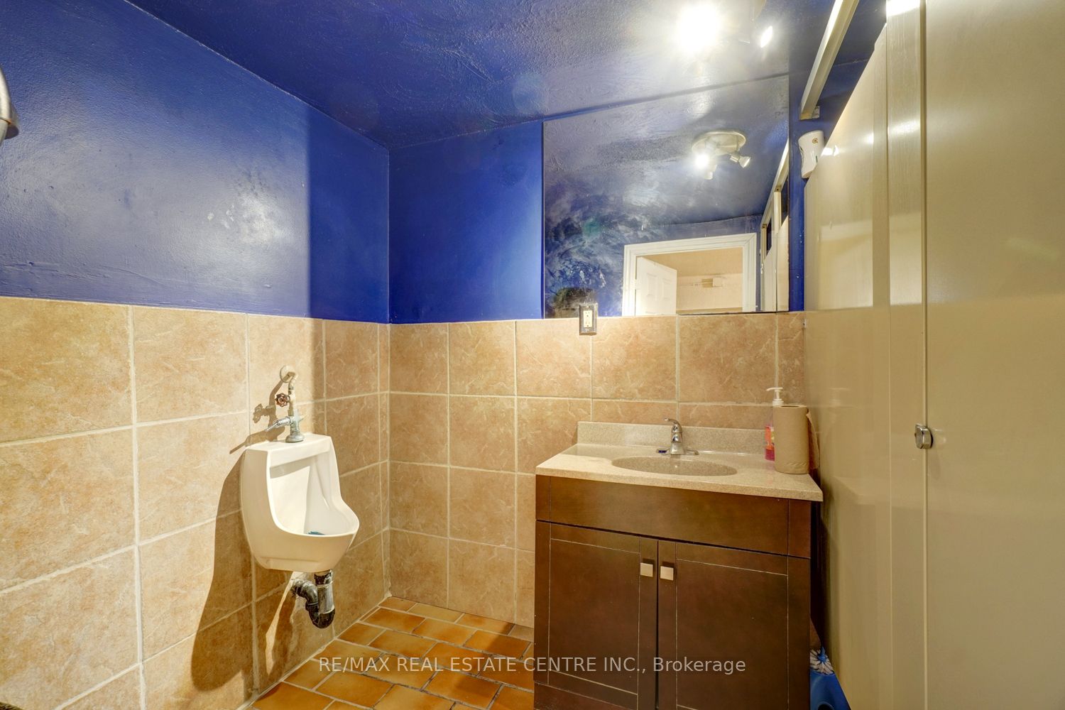 1127 St Clair Avenue Property Photo 20