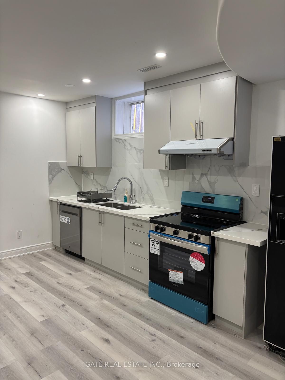 5321 Durie Road Legal Basement Sep Entran Property Photo 3