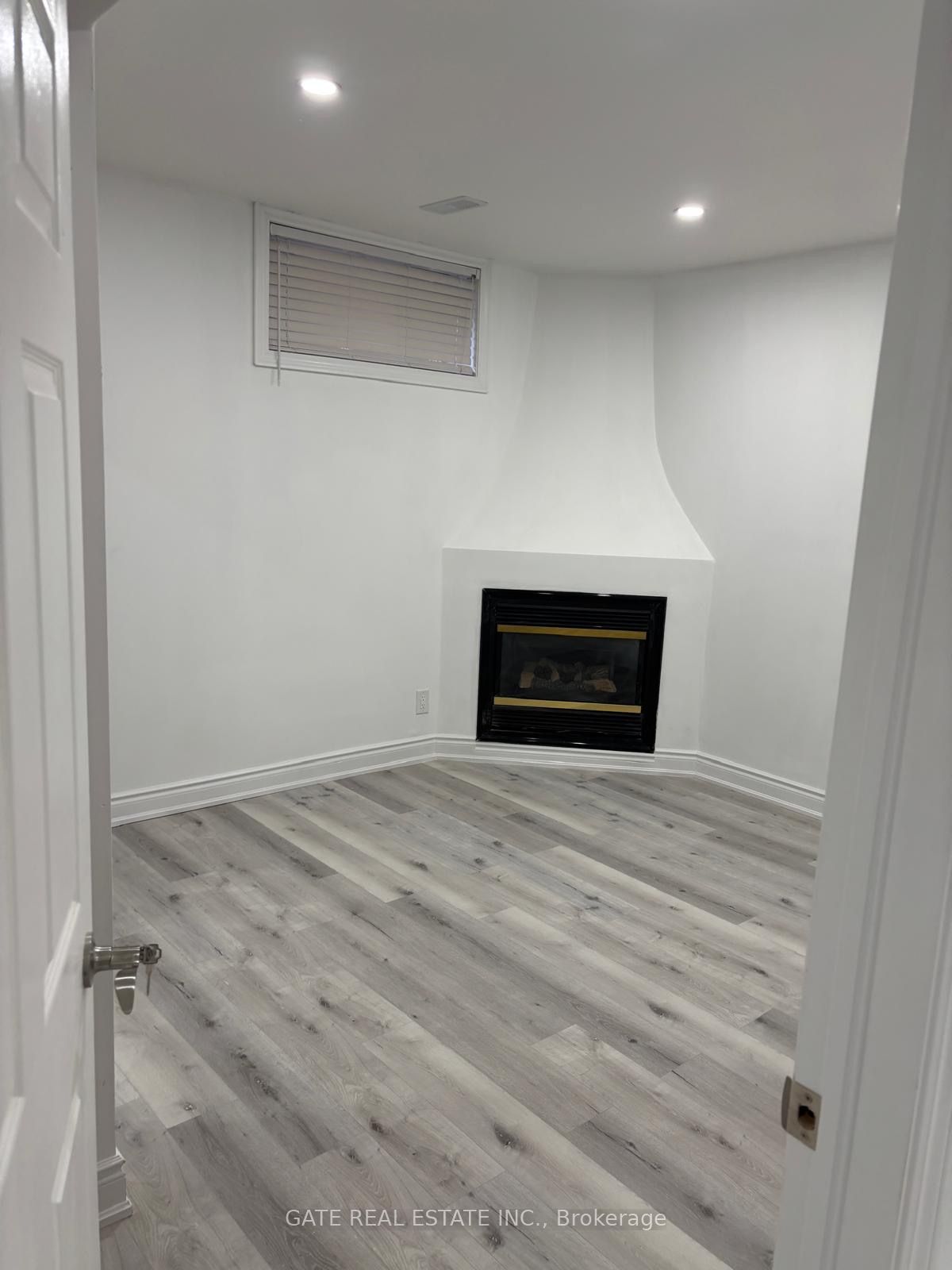 5321 Durie Road Legal Basement Sep Entran Property Photo 8