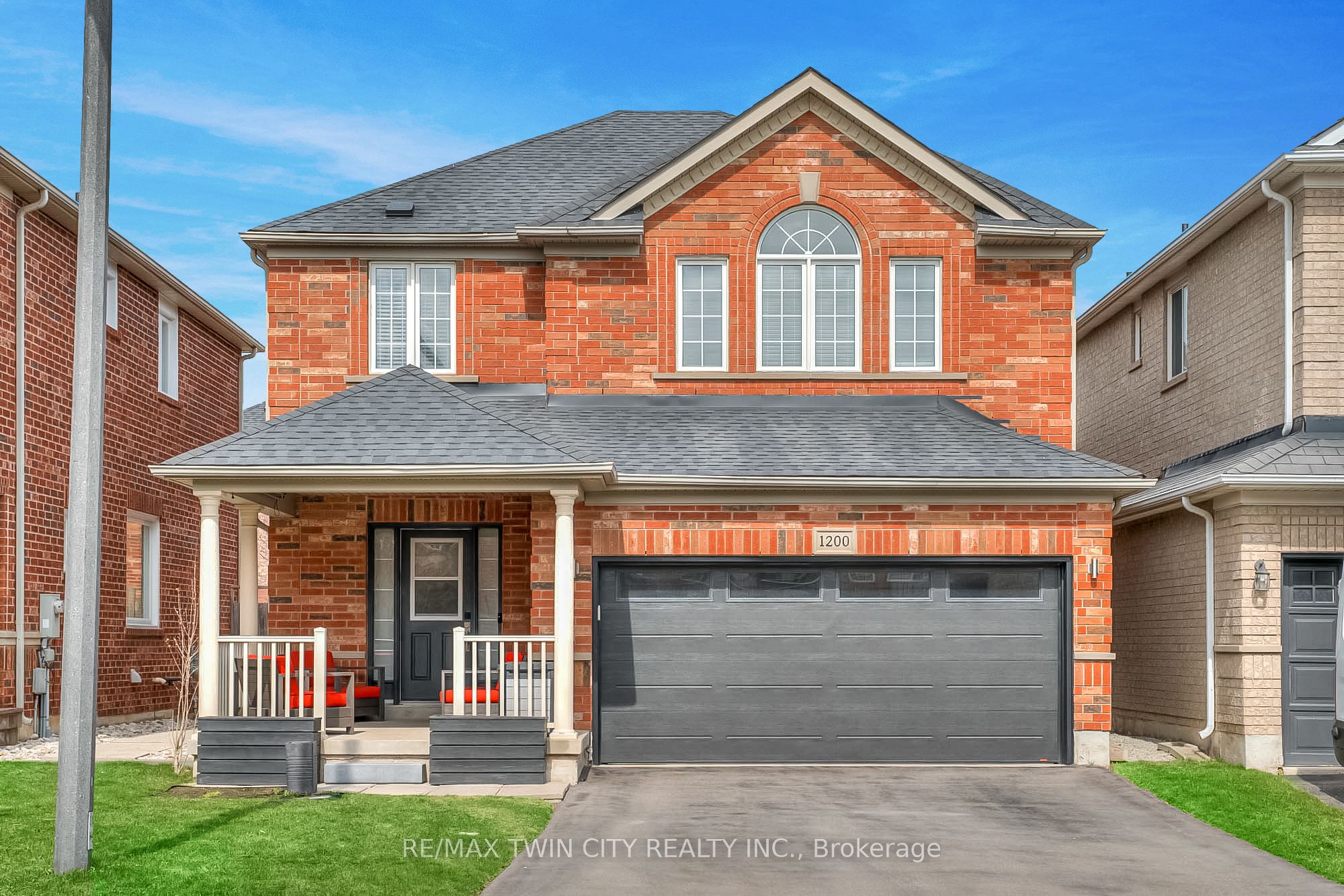 1200 Mcmullen Crescent Property Photo
