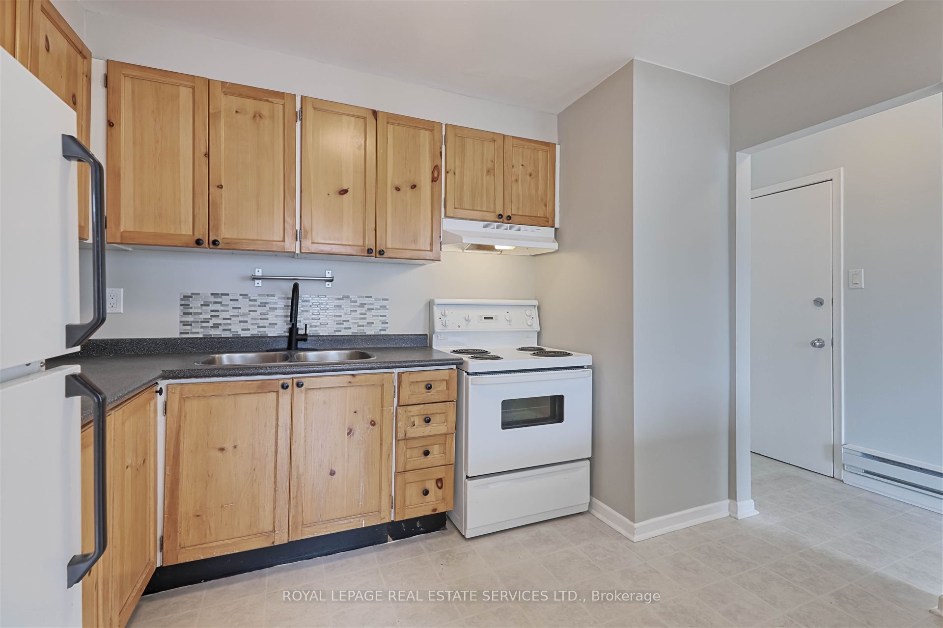 2875 Bloor Street W Back Property Photo 7
