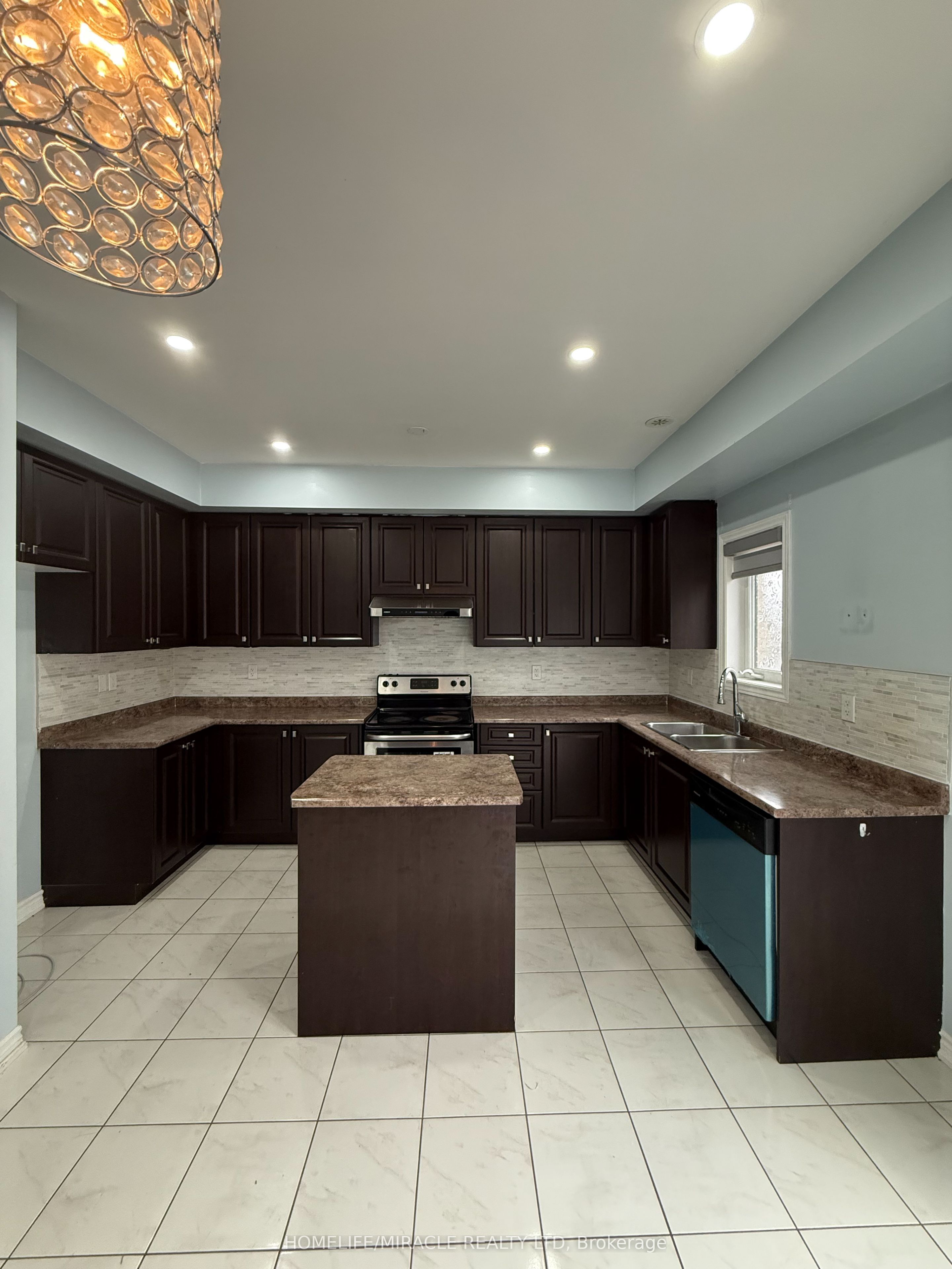 3 Abercove Close Property Photo 10