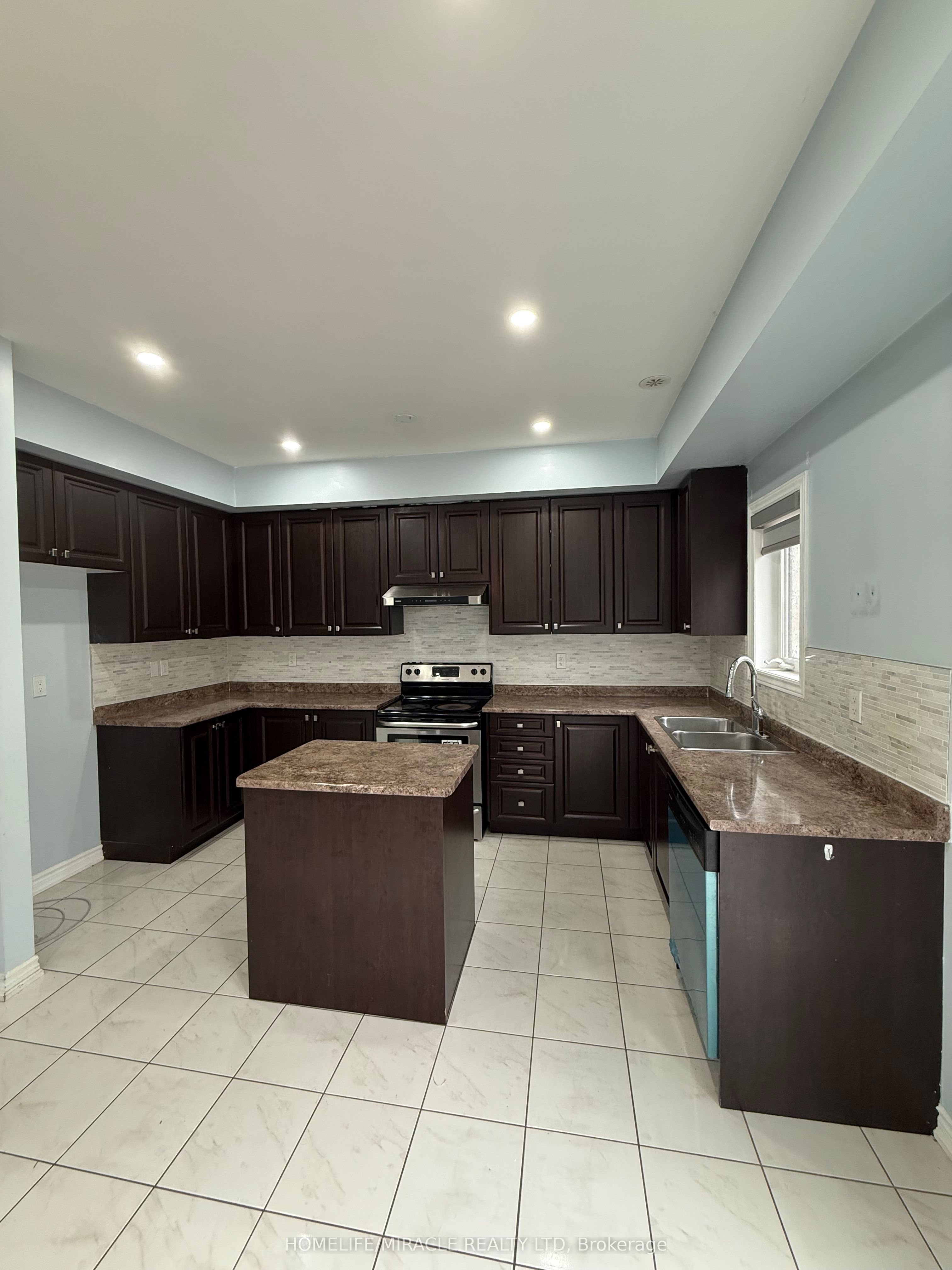 3 Abercove Close Property Photo 11
