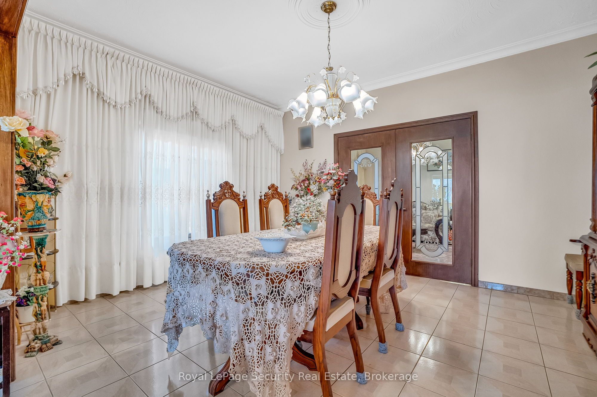 27 Mulholland Avenue Property Photo 15