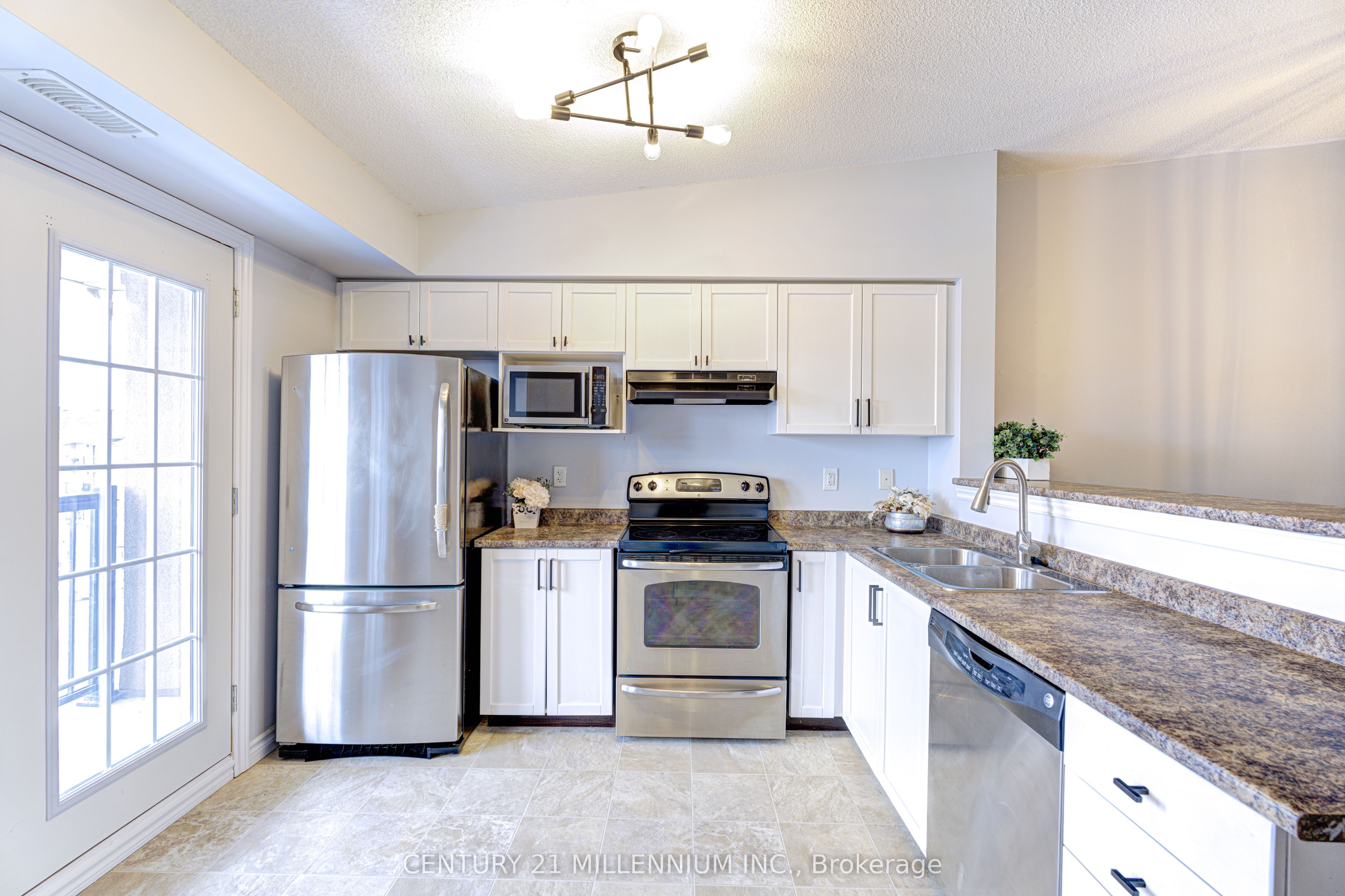 #407 - 1380 Main Street Property Photo 19