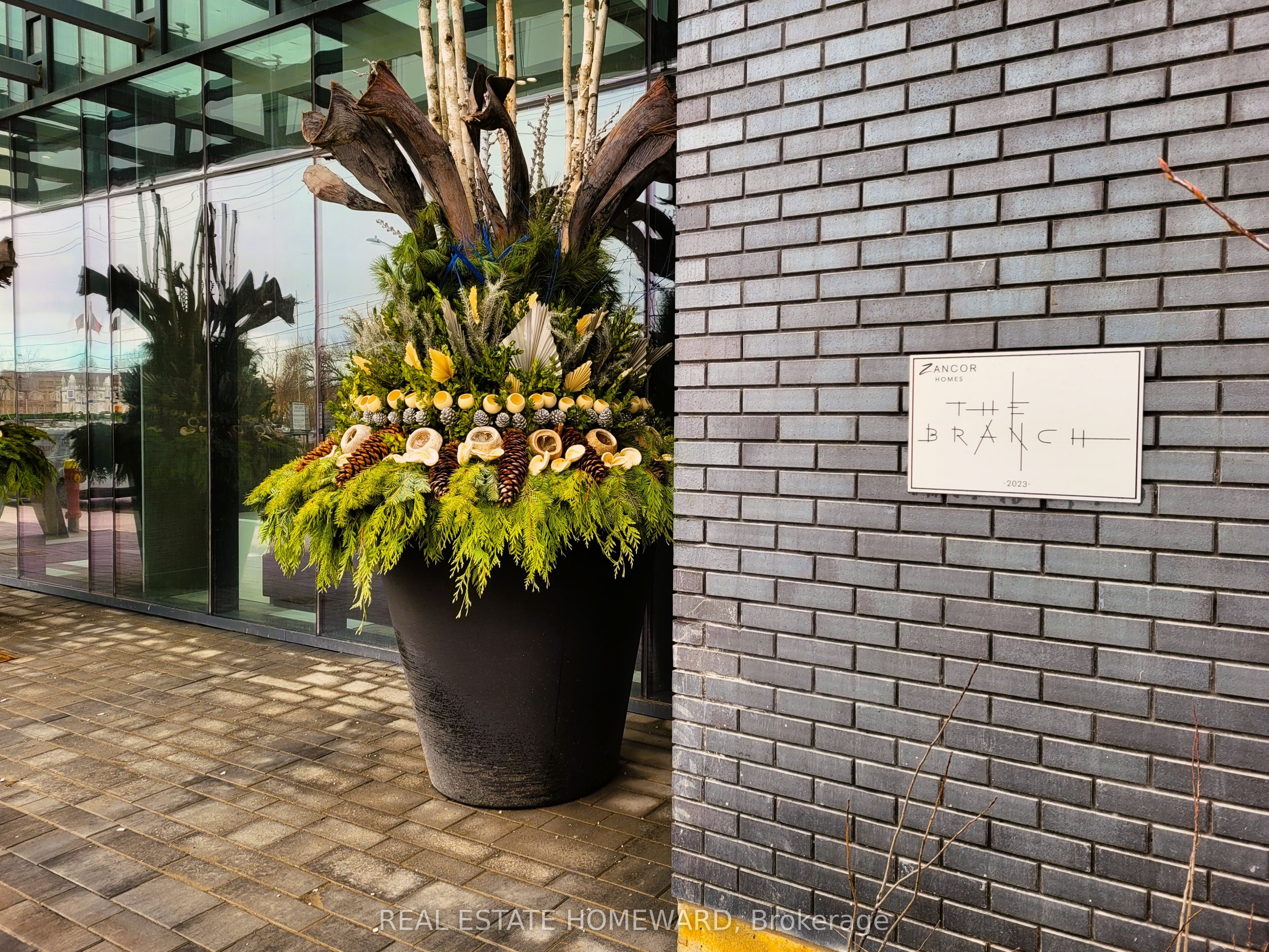 #527 - 2450 Old Bronte Road Property Photo