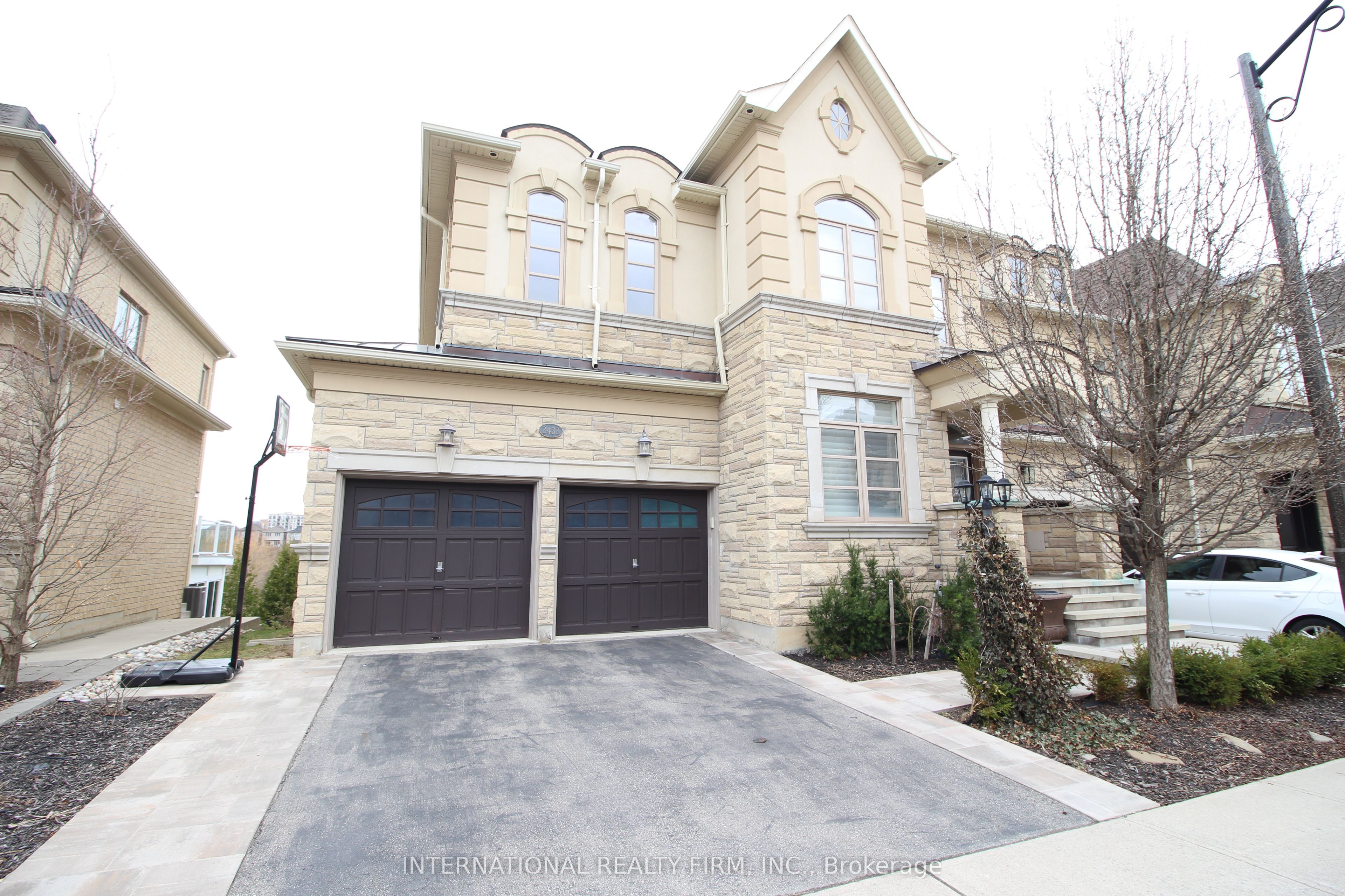 2433 Chateau Cmn Property Photo