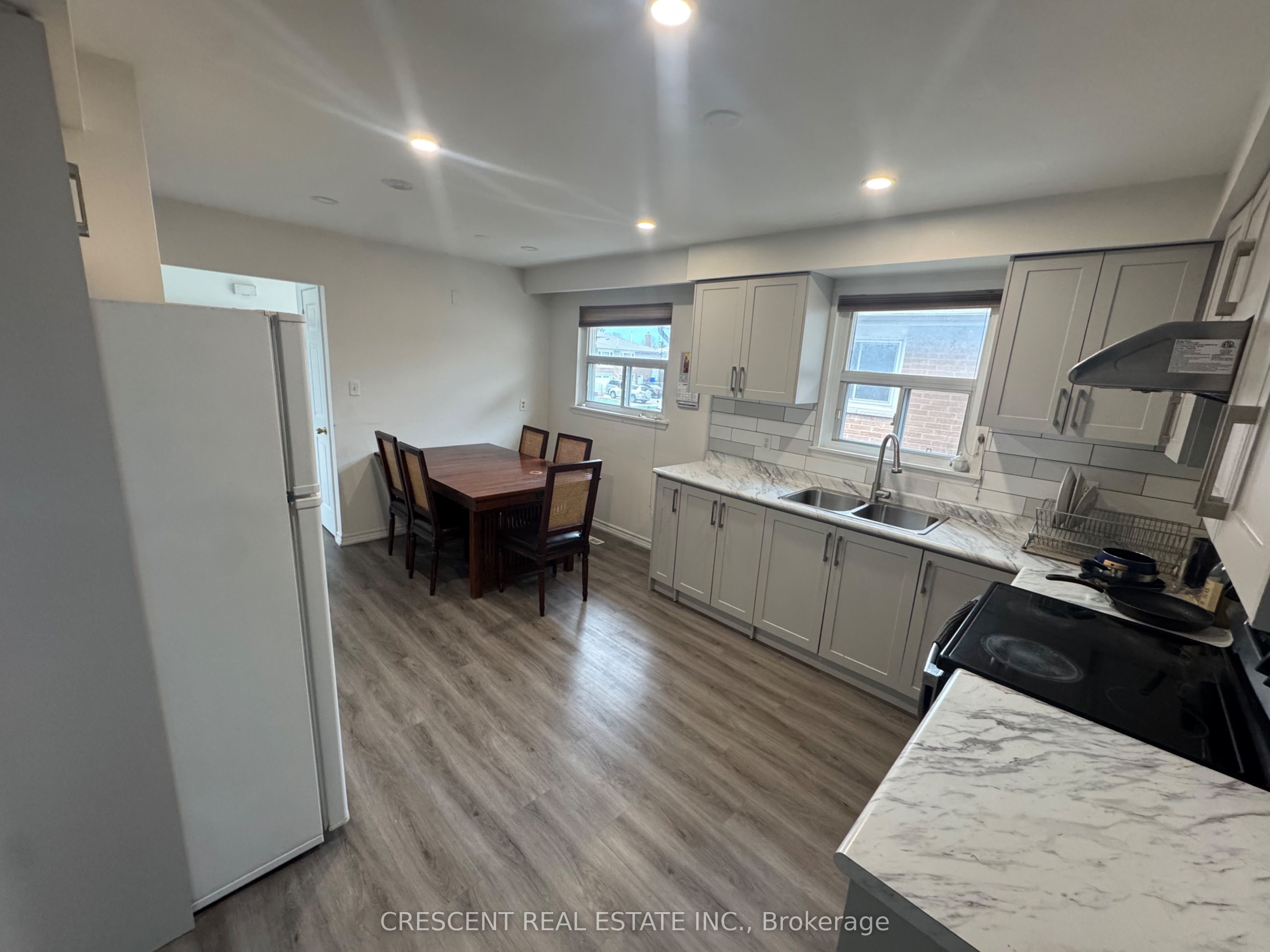 400 Pinemeadow Avenue Upper Property Photo 1