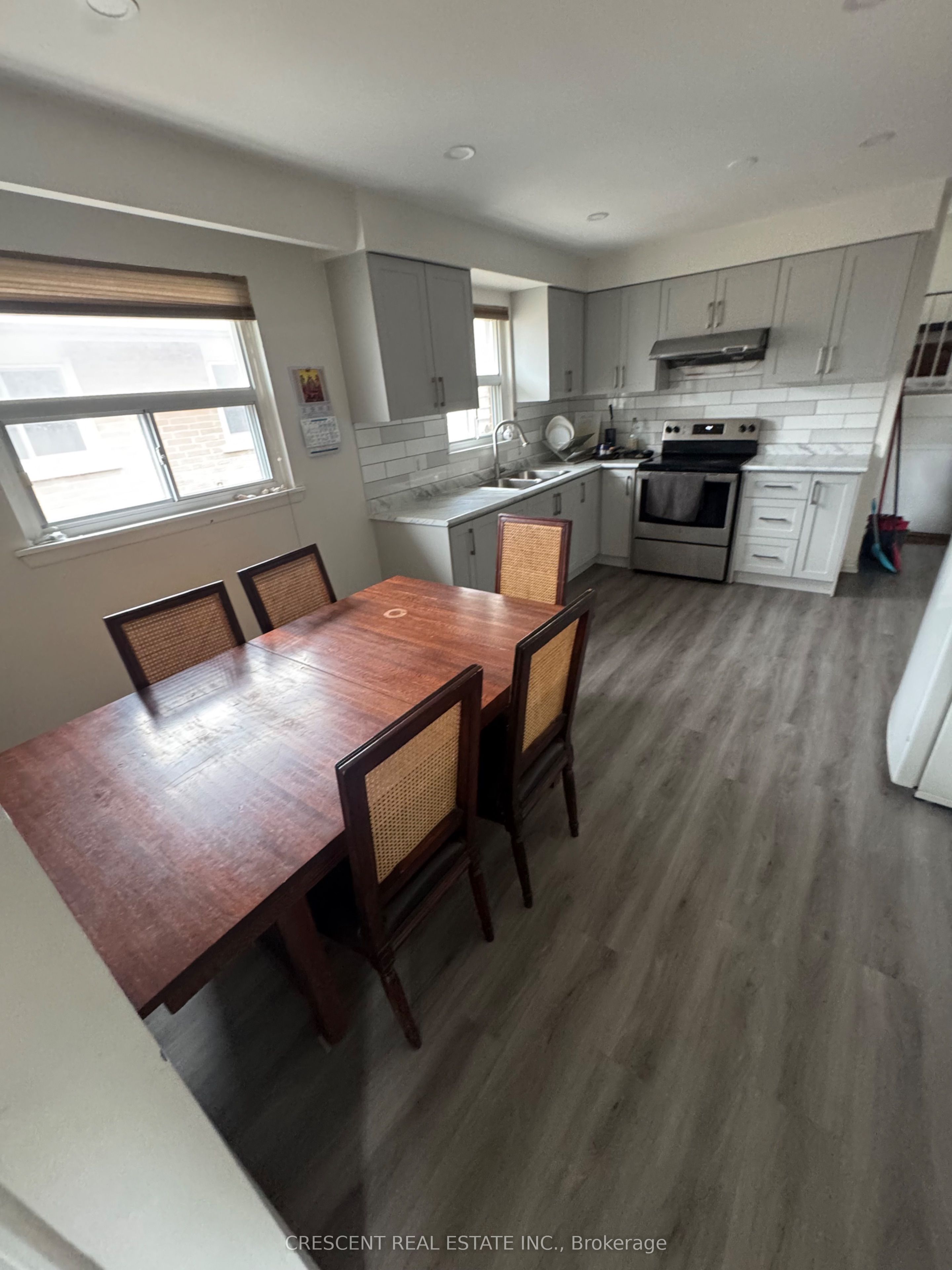 400 Pinemeadow Avenue Upper Property Photo 2