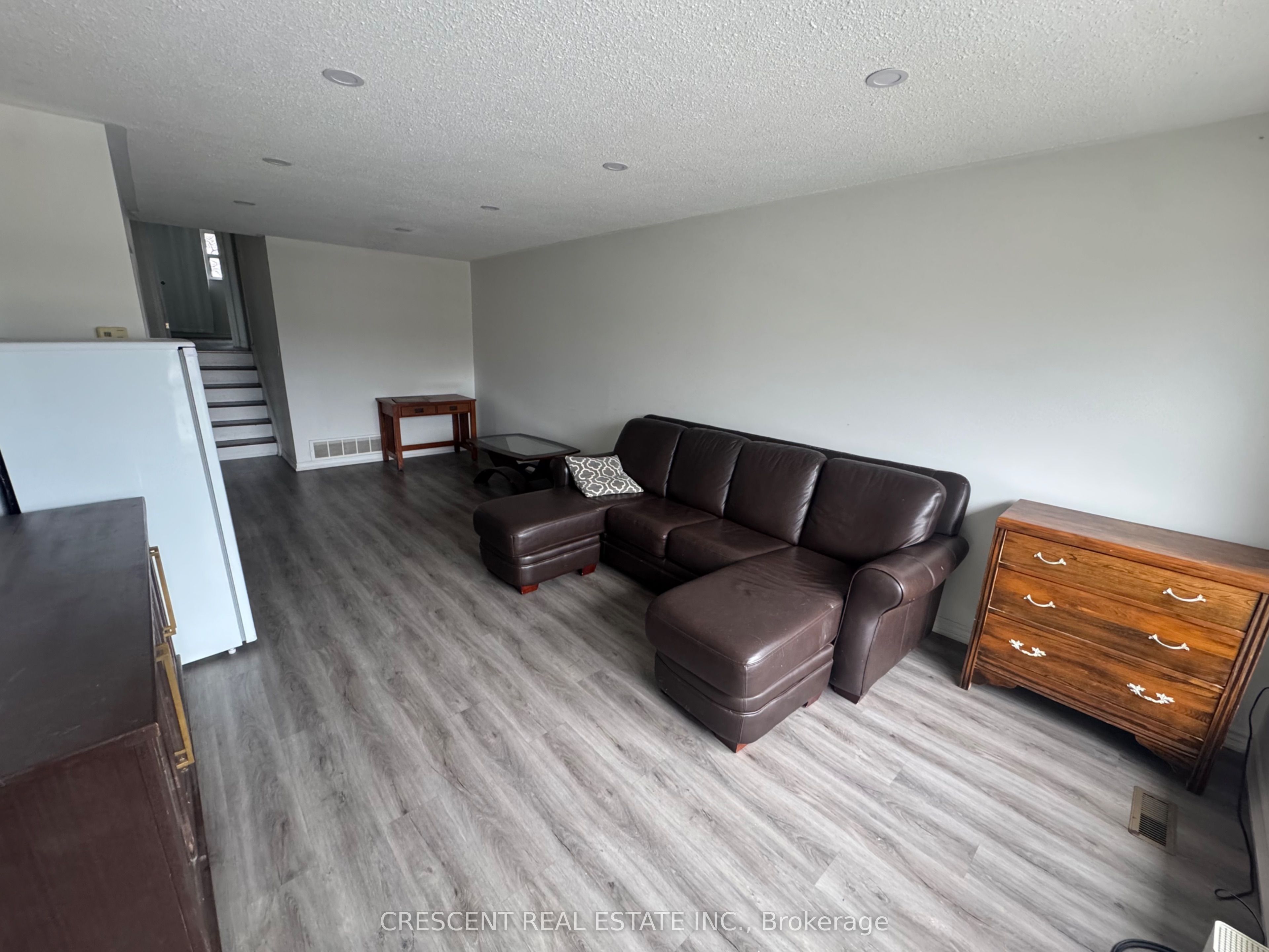 400 Pinemeadow Avenue Upper Property Photo 3