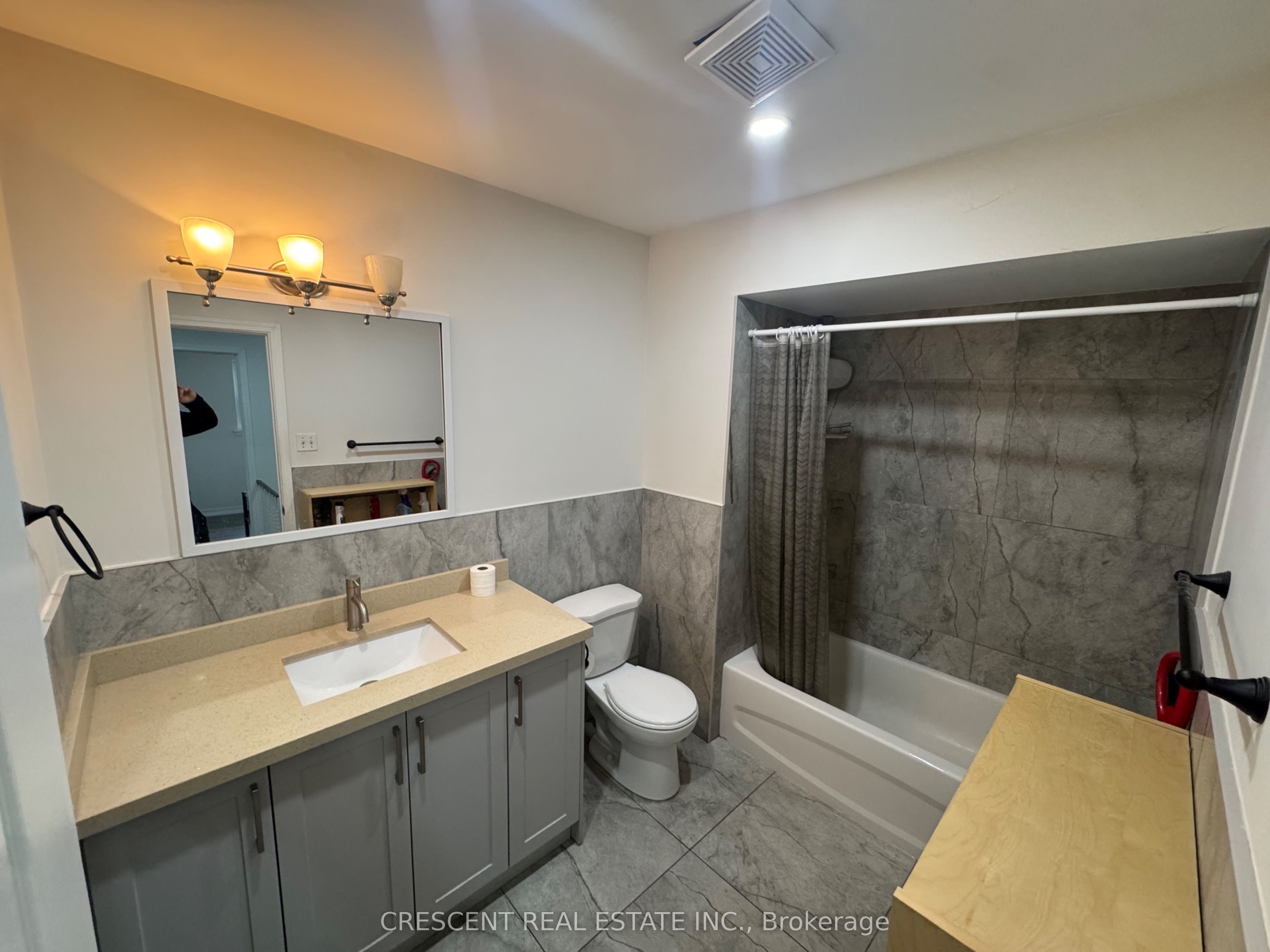 400 Pinemeadow Avenue Upper Property Photo 4