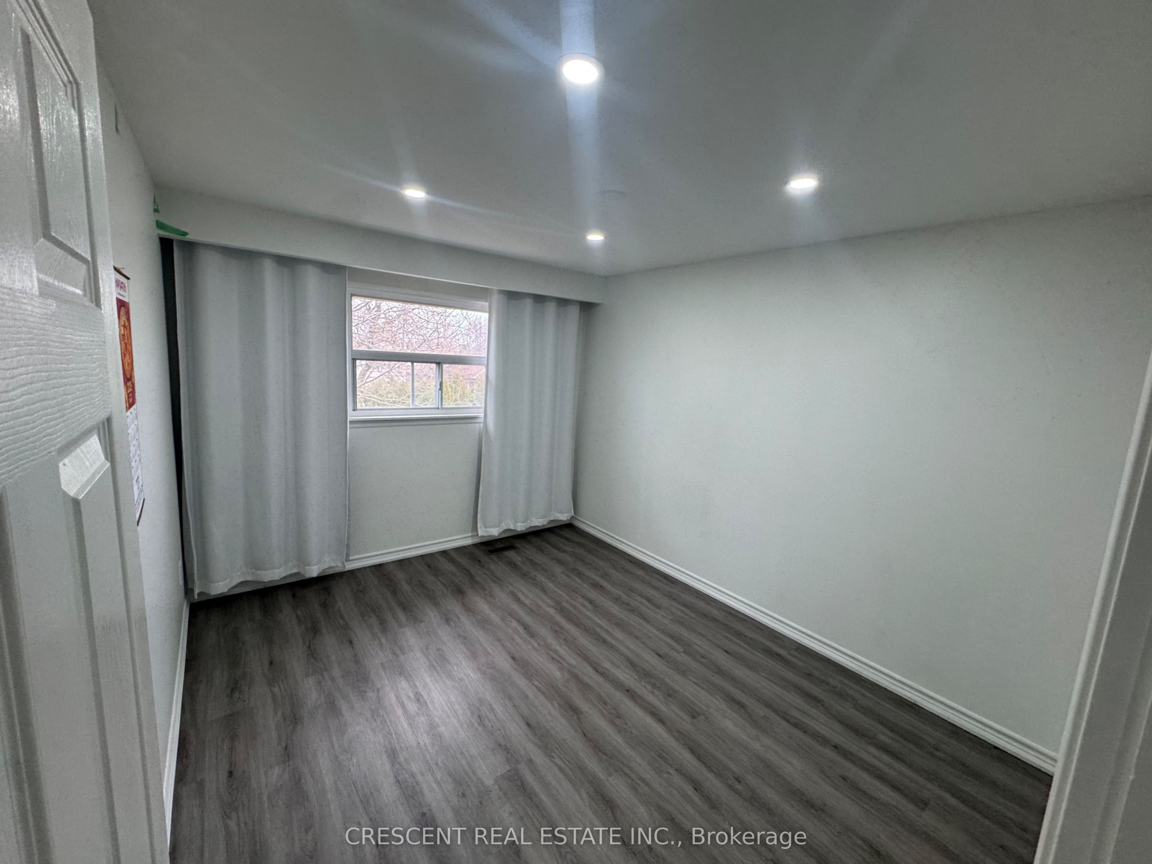 400 Pinemeadow Avenue Upper Property Photo 6