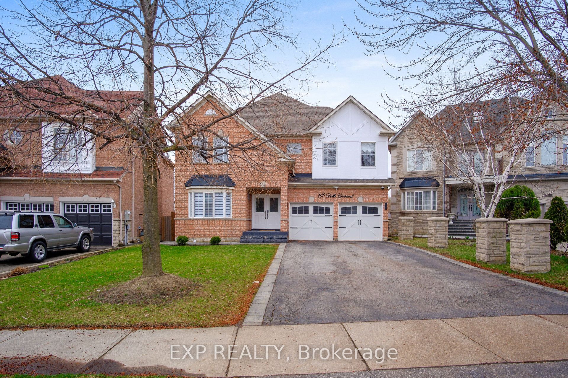 100 Dells Crescent Property Photo 1