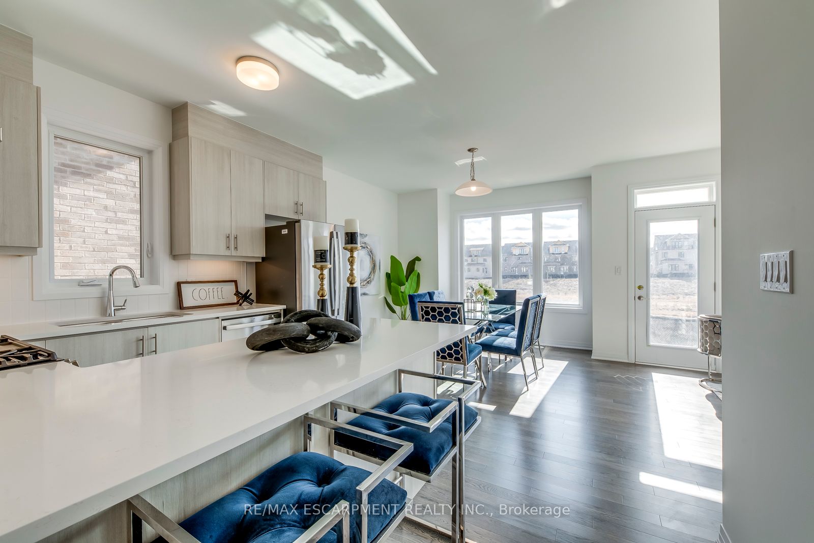 3262 Crystal Dr Property Photo 6