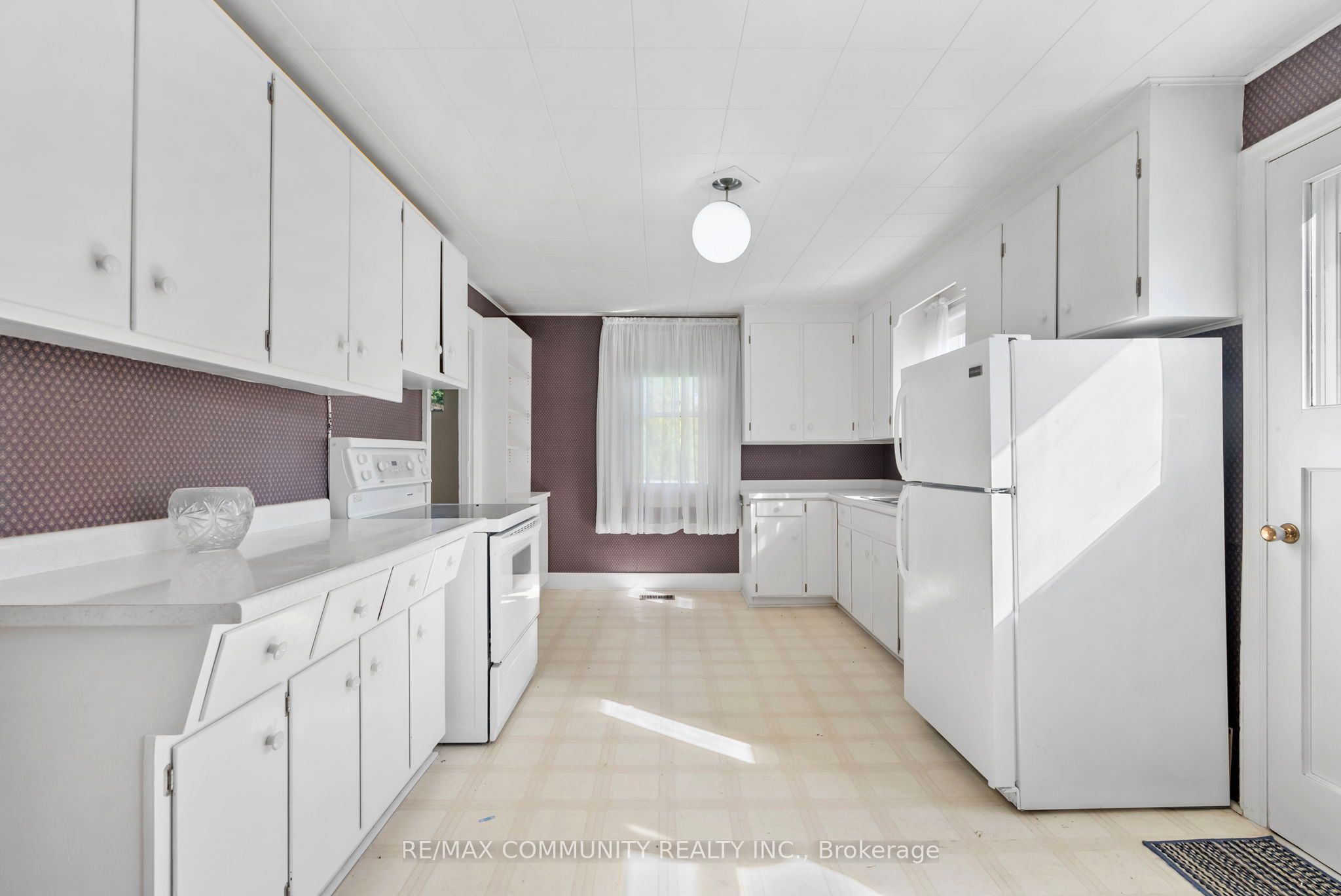9850 Columbia Way Property Photo 8