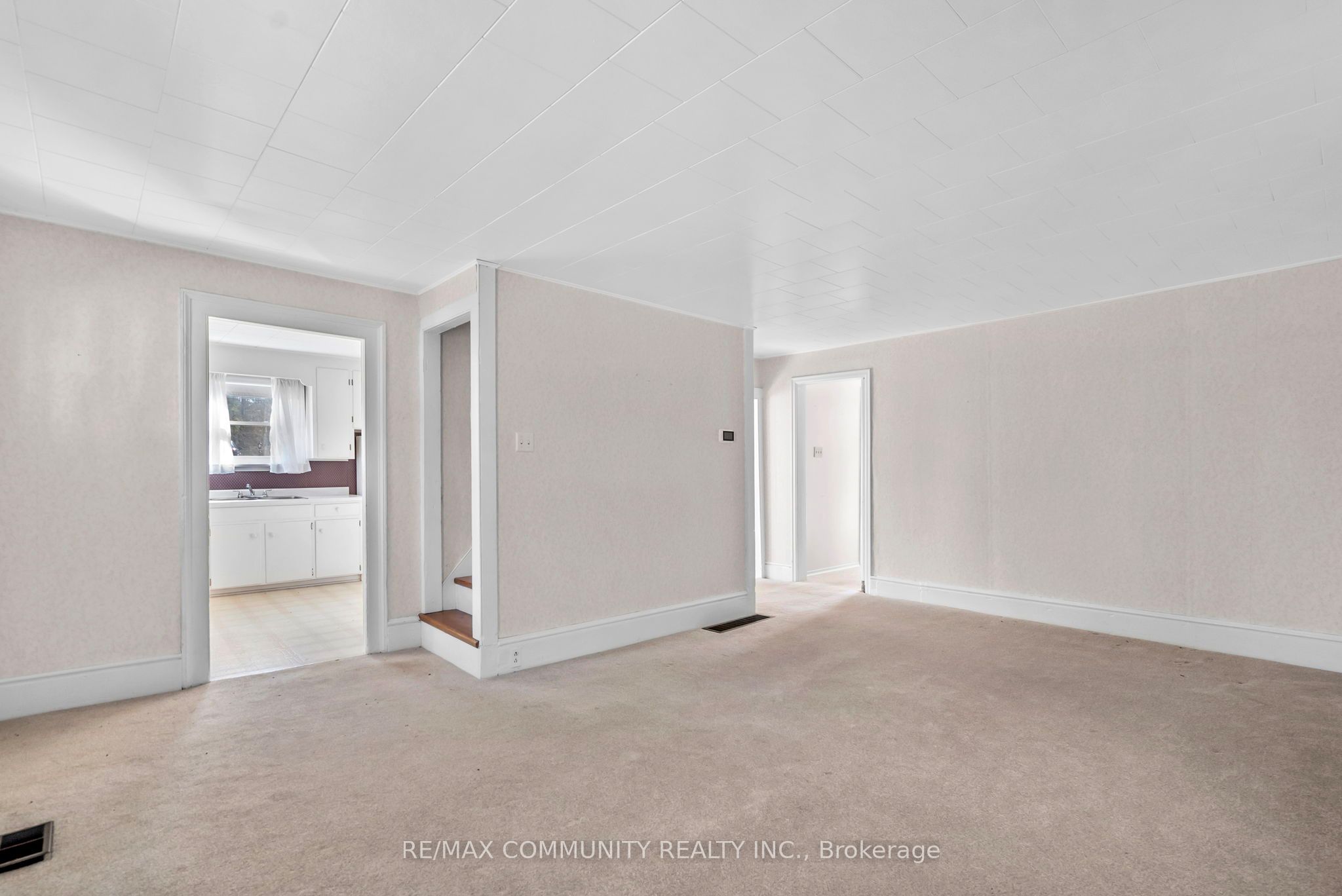 9850 Columbia Way Property Photo 15